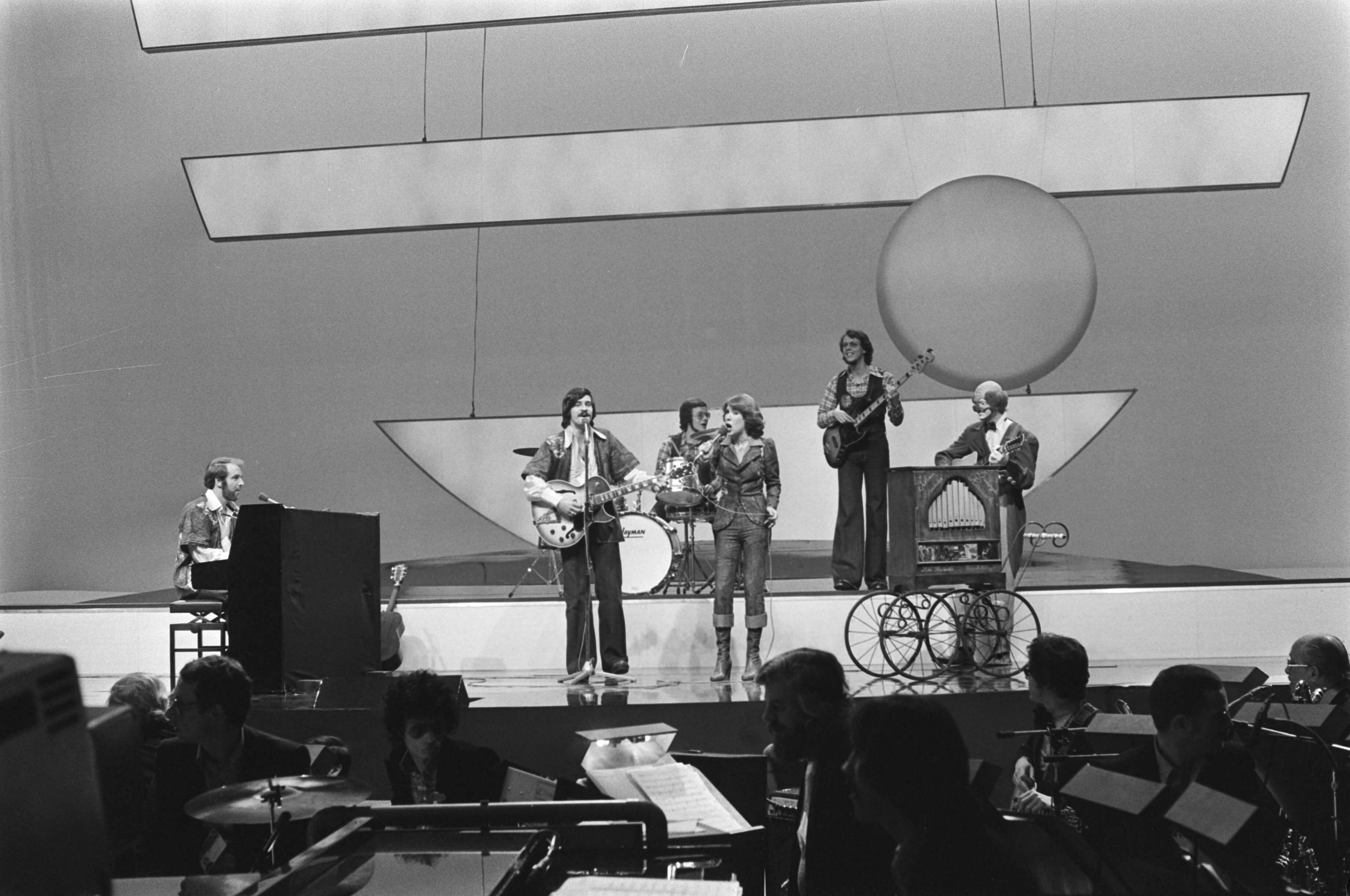 Fotocollectie Anefo — Eurovisie Songfestival 76 Den Haag ; Peter, Sue and Marc (Zwitserland) — Foto: Mieremet, Rob / Anefo. Licentie: Set B: Rechtenvrij / Publiek Domein. Bron: Nationaal Archief. http://hdl.handle.net/10648/ac80b6a0-d0b4-102d-bcf8-003048976d84