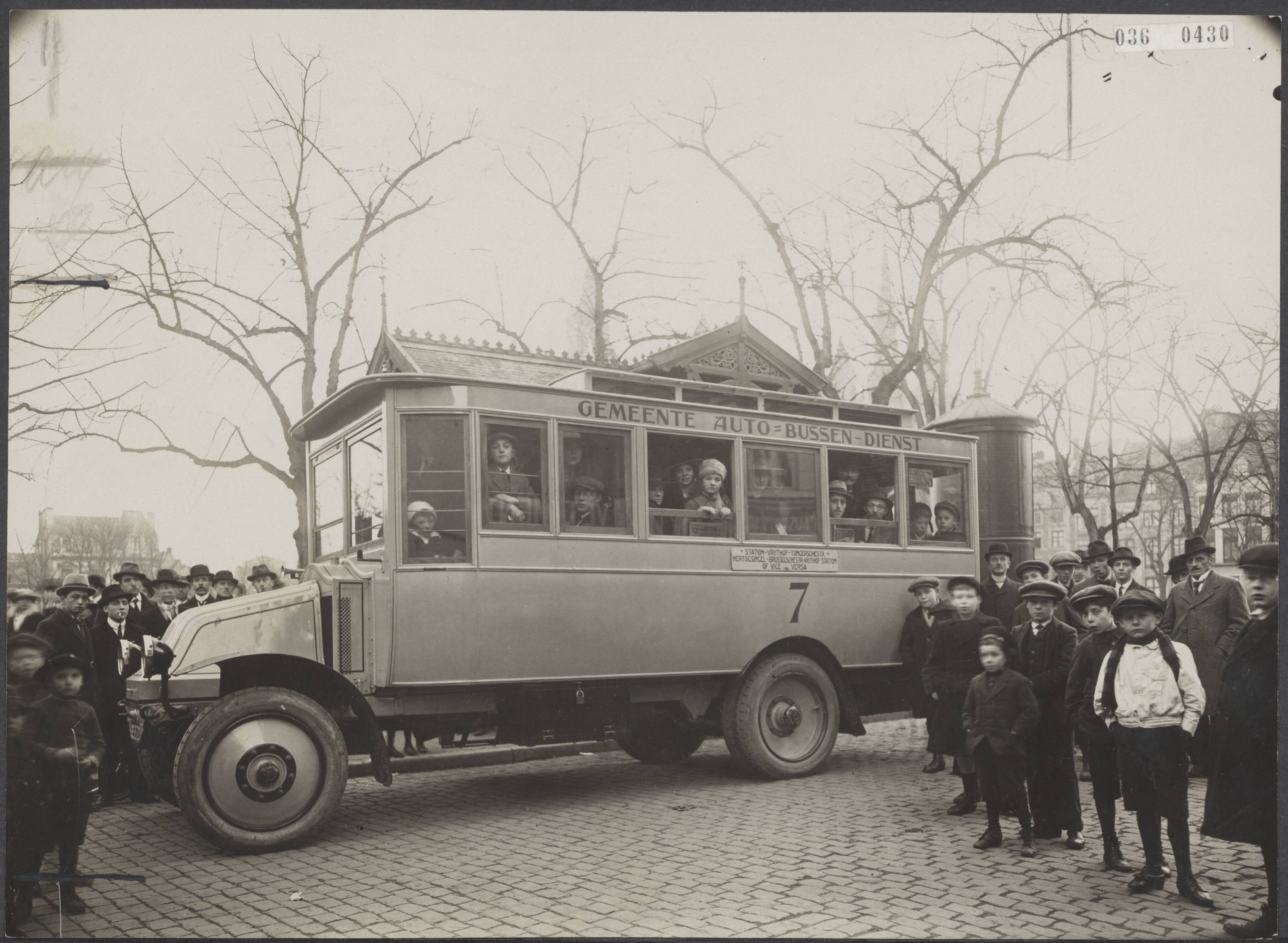 Fotocollectie Elsevier Binnenland — [Autobus van de Gemeente Autobussen Dienst te Maastricht] — Foto: Fotopersbureau "Holland". Licentie: Set B: Rechtenvrij / Publiek Domein. Bron: Nationaal Archief. http://hdl.handle.net/10648/adec6c00-d0b4-102d-bcf8-003048976d84