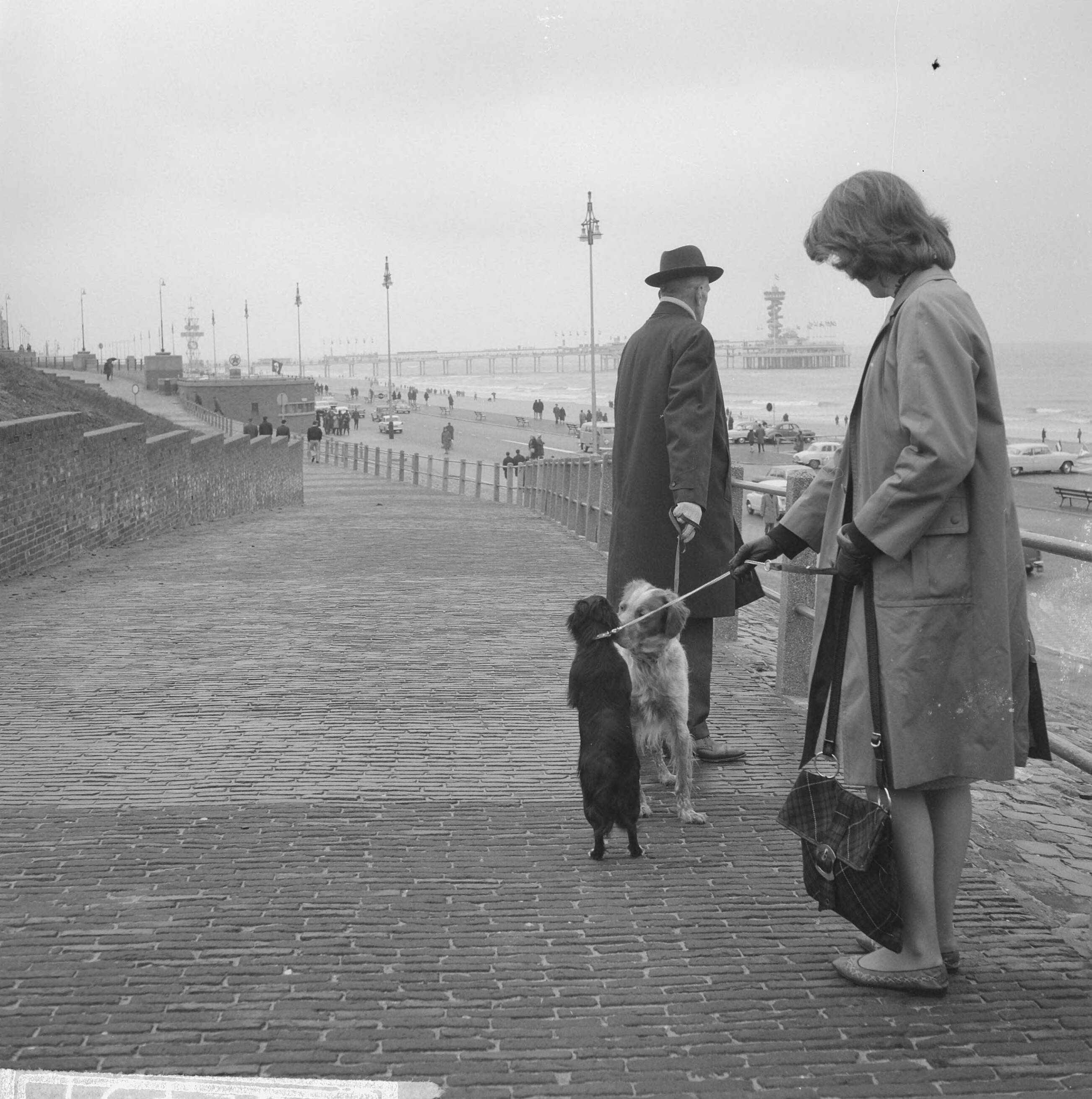 Fotocollectie Anefo — Slecht weer met Paasdagen, de Boulevard op Scheveningen — Foto: Smulders, Jean / Anefo. Licentie: Set B: Rechtenvrij / Publiek Domein. Bron: Nationaal Archief. http://hdl.handle.net/10648/aa61df34-d0b4-102d-bcf8-003048976d84