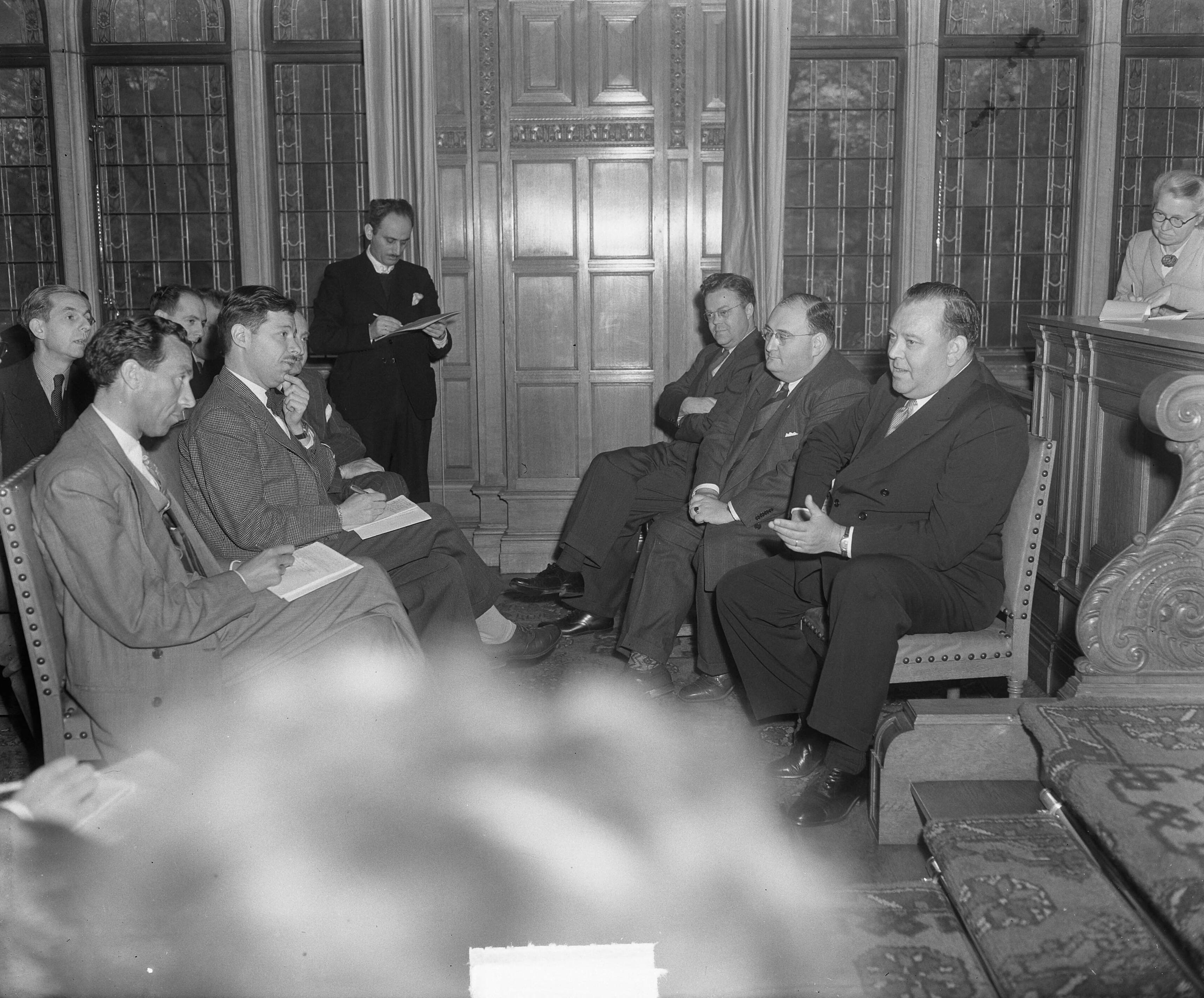 Fotocollectie Anefo — Persconferentie Trygoe Lie in Den Haag — Foto: Winterbergen, Rolf / Anefo. Licentie: Set B: Rechtenvrij / Publiek Domein. Bron: Nationaal Archief. http://hdl.handle.net/10648/a8d80ada-d0b4-102d-bcf8-003048976d84