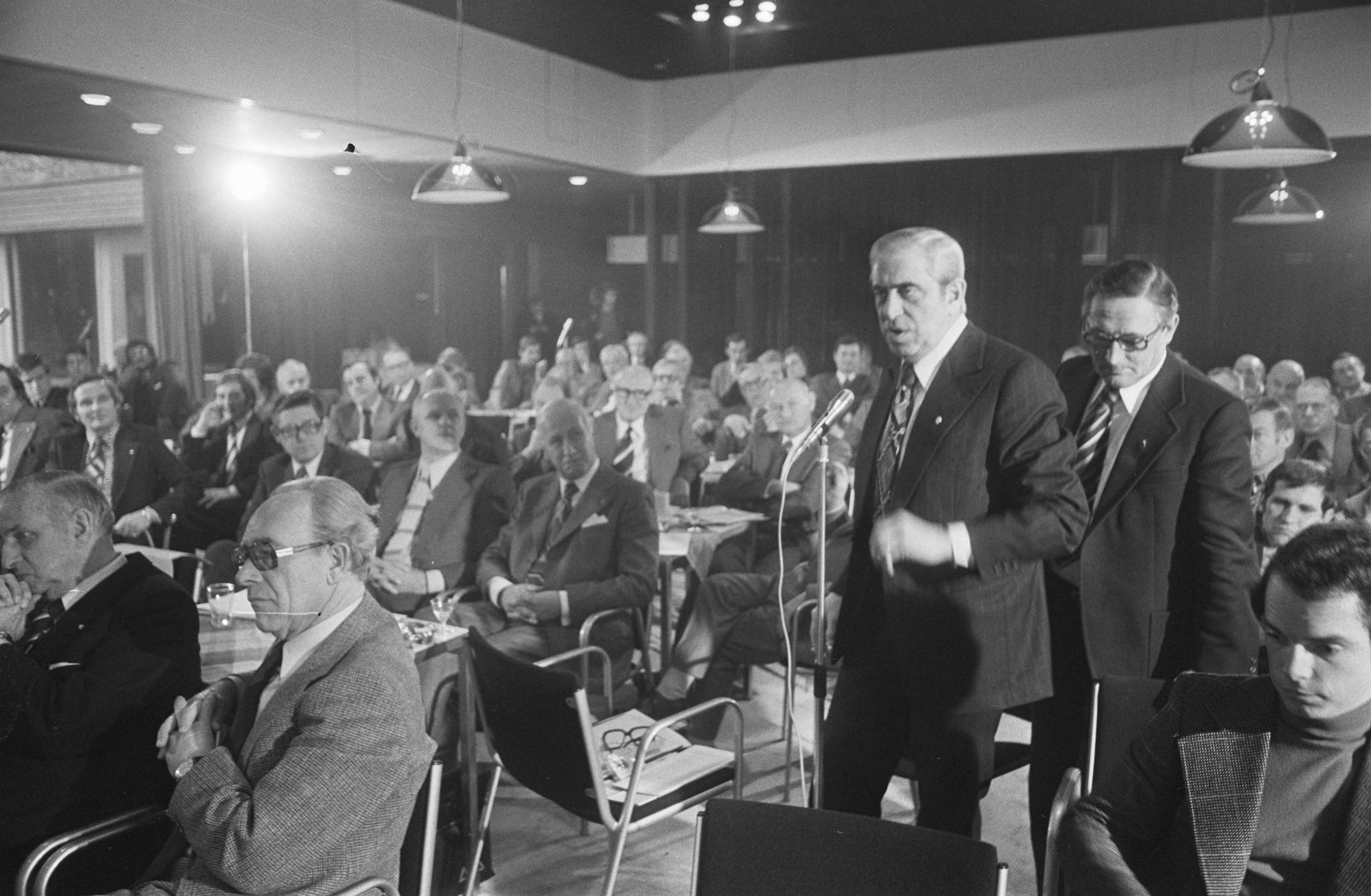 Fotocollectie Anefo — Vergadering sectie betaald voetbal KNVB in Zeist; Van Praag aan het woord — Foto: Peters, Hans / Anefo. Licentie: Set B: Rechtenvrij / Publiek Domein. Bron: Nationaal Archief. http://hdl.handle.net/10648/ac772662-d0b4-102d-bcf8-003048976d84