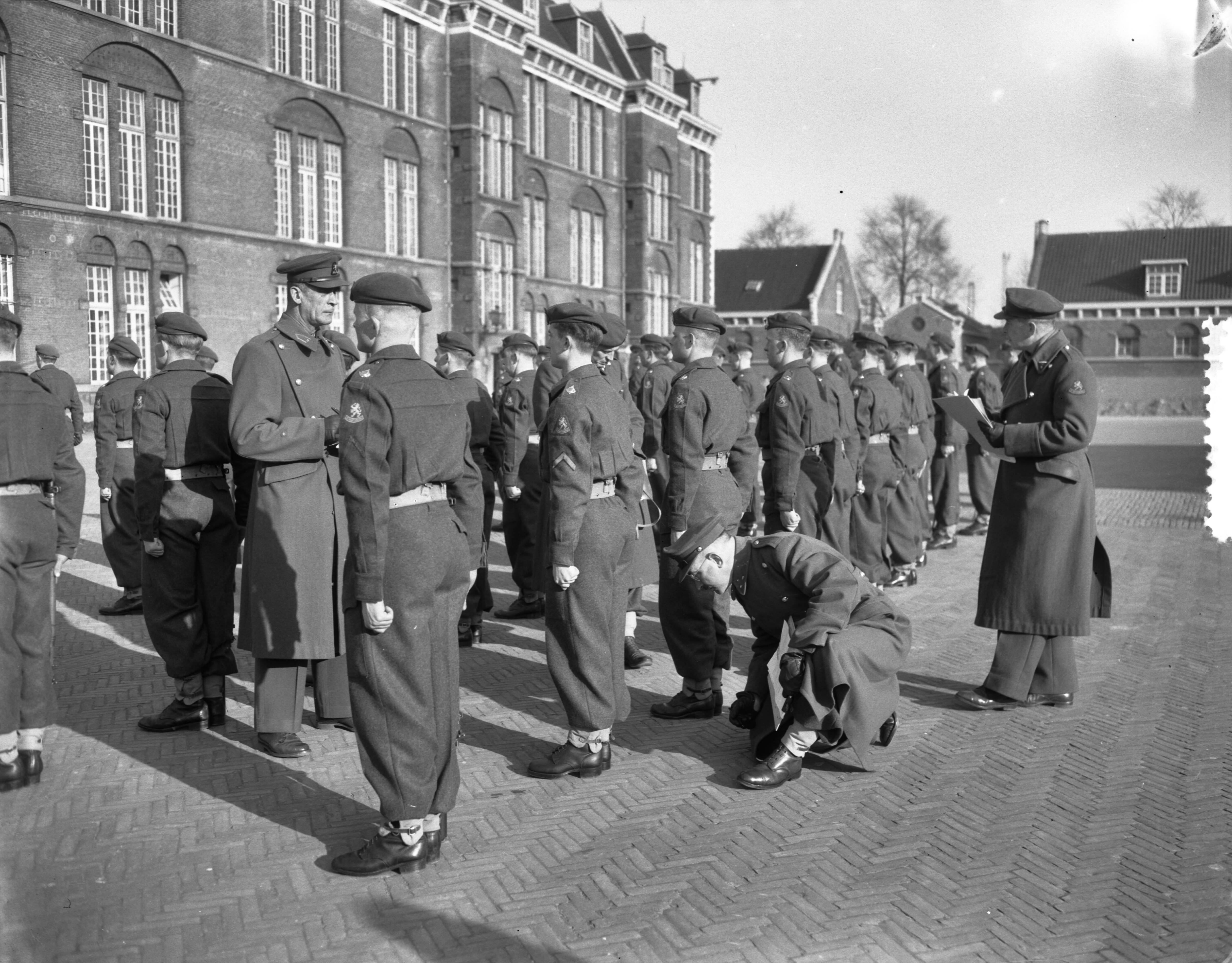 Fotocollectie Anefo — Exercitiewedstrijden van de Koninklijke Landmacht te Den Haag — Foto: Duinen, G.W. van / Anefo. Licentie: Set B: Rechtenvrij / Publiek Domein. Bron: Nationaal Archief. http://hdl.handle.net/10648/a91bd0c6-d0b4-102d-bcf8-003048976d84