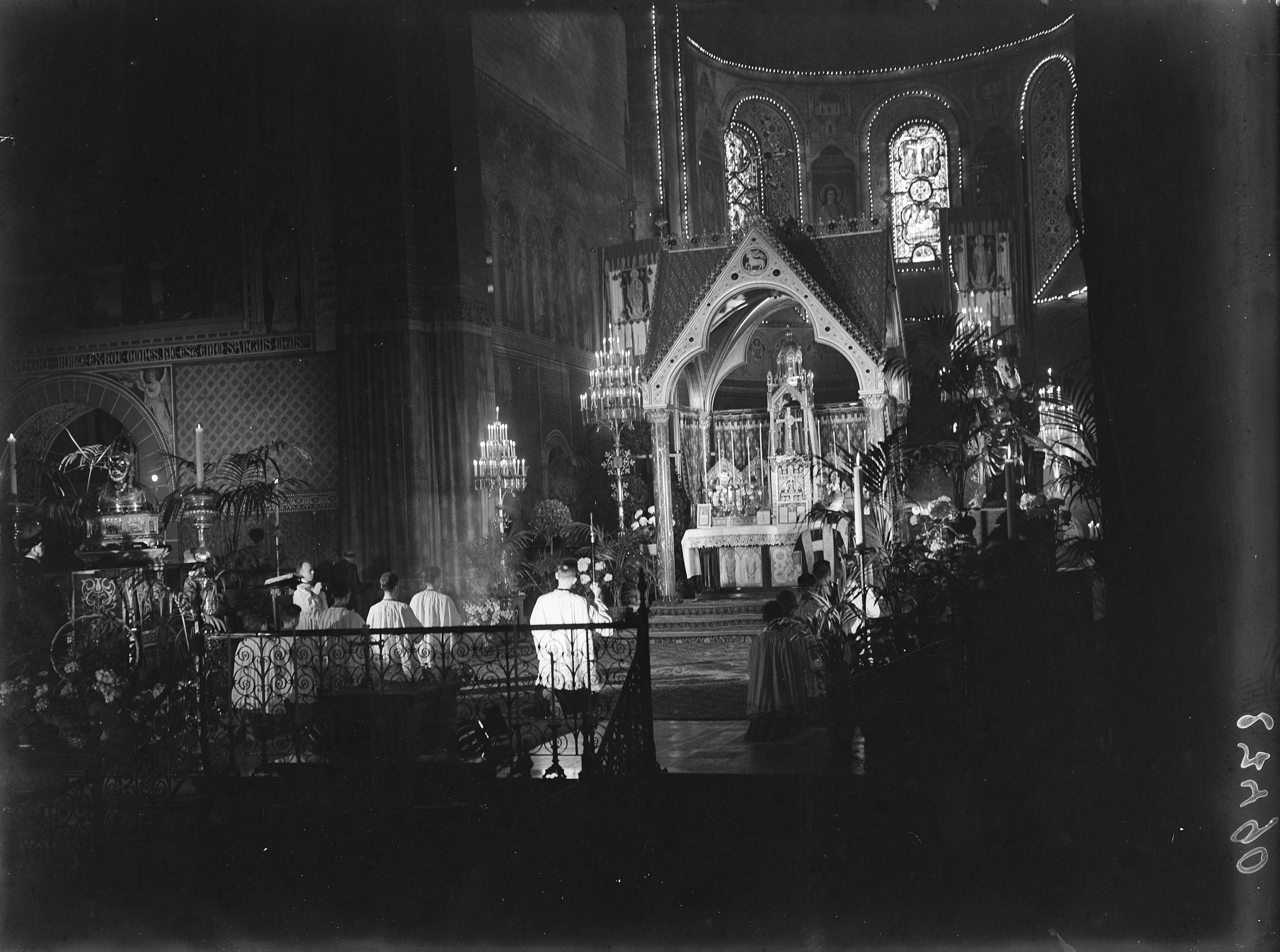 Fotocollectie Anefo — St. Servaasprocessie te Maastricht Borstbeeld St. Servaas — Foto: Moedrik, D. / Anefo. Licentie: Set B: Rechtenvrij / Publiek Domein. Bron: Nationaal Archief. http://hdl.handle.net/10648/a8b6cfa0-d0b4-102d-bcf8-003048976d84