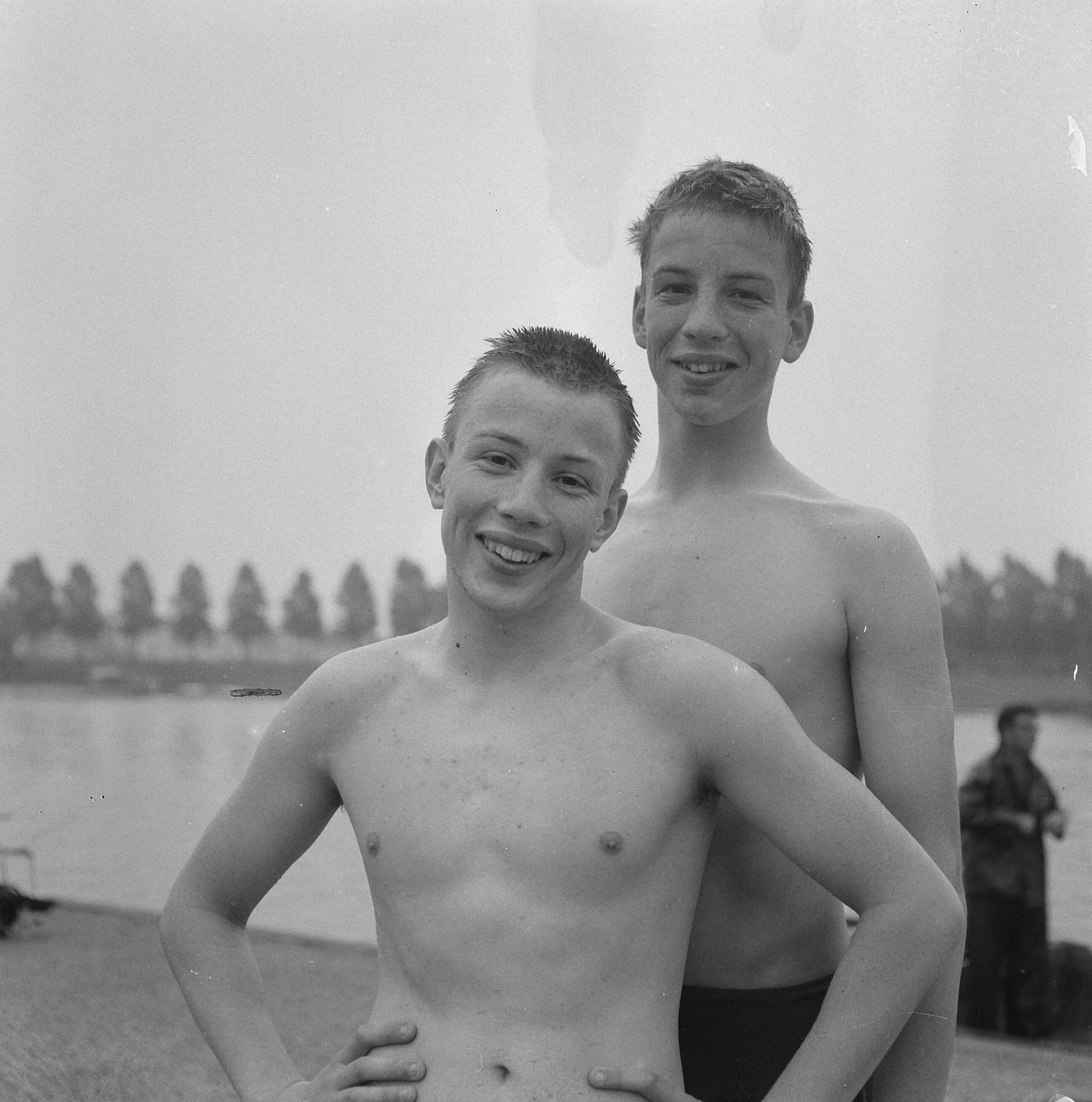 Fotocollectie Anefo — Twee kilometer zwemwedstijd te Loosdrecht, winnaar Harm Drenth (rechts), tweede broer Jelt Drenth — Foto: Kroon, Ron / Anefo. Licentie: Set B: Rechtenvrij / Publiek Domein. Bron: Nationaal Archief. http://hdl.handle.net/10648/aaee4780-d0b4-102d-bcf8-003048976d84