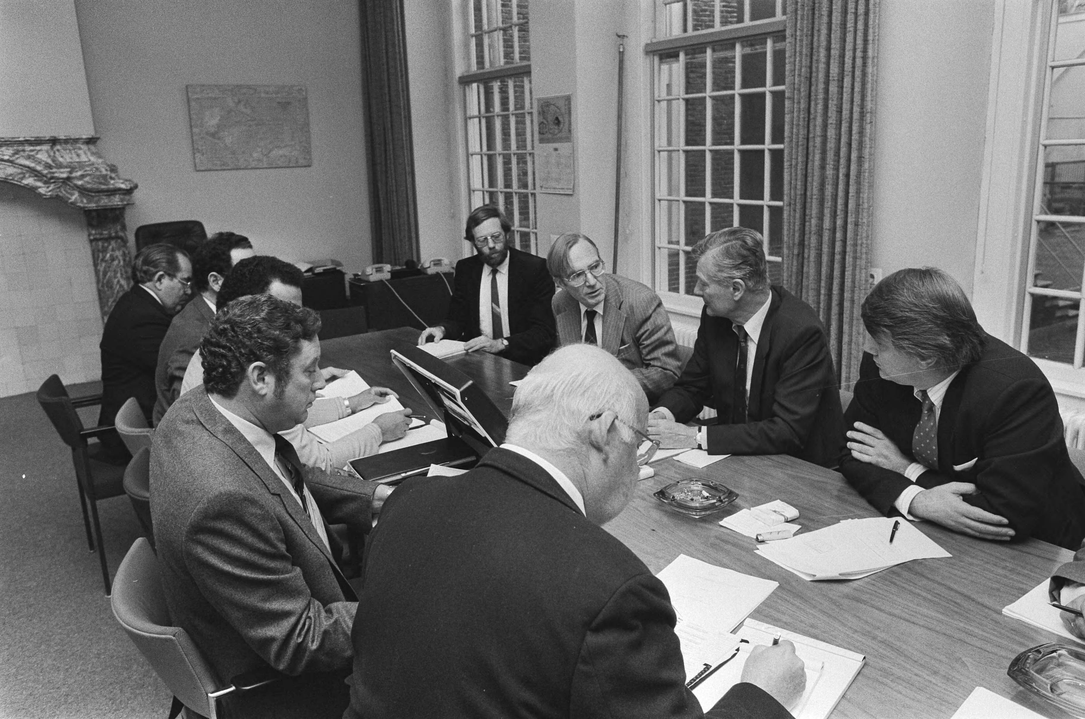 Fotocollectie Anefo — De in ons land aanwezige Arubaanse delegatie had in Den Haag een gesprek met minister De Koning; De Koning (l), H. Eman (2e van rechts), B. Nislatz (r) / — Foto: Bogaerts, Rob / Anefo. Licentie: Set B: Rechtenvrij / Publiek Domein. Bron: Nationaal Archief. http://hdl.handle.net/10648/ad4dae9e-d0b4-102d-bcf8-003048976d84