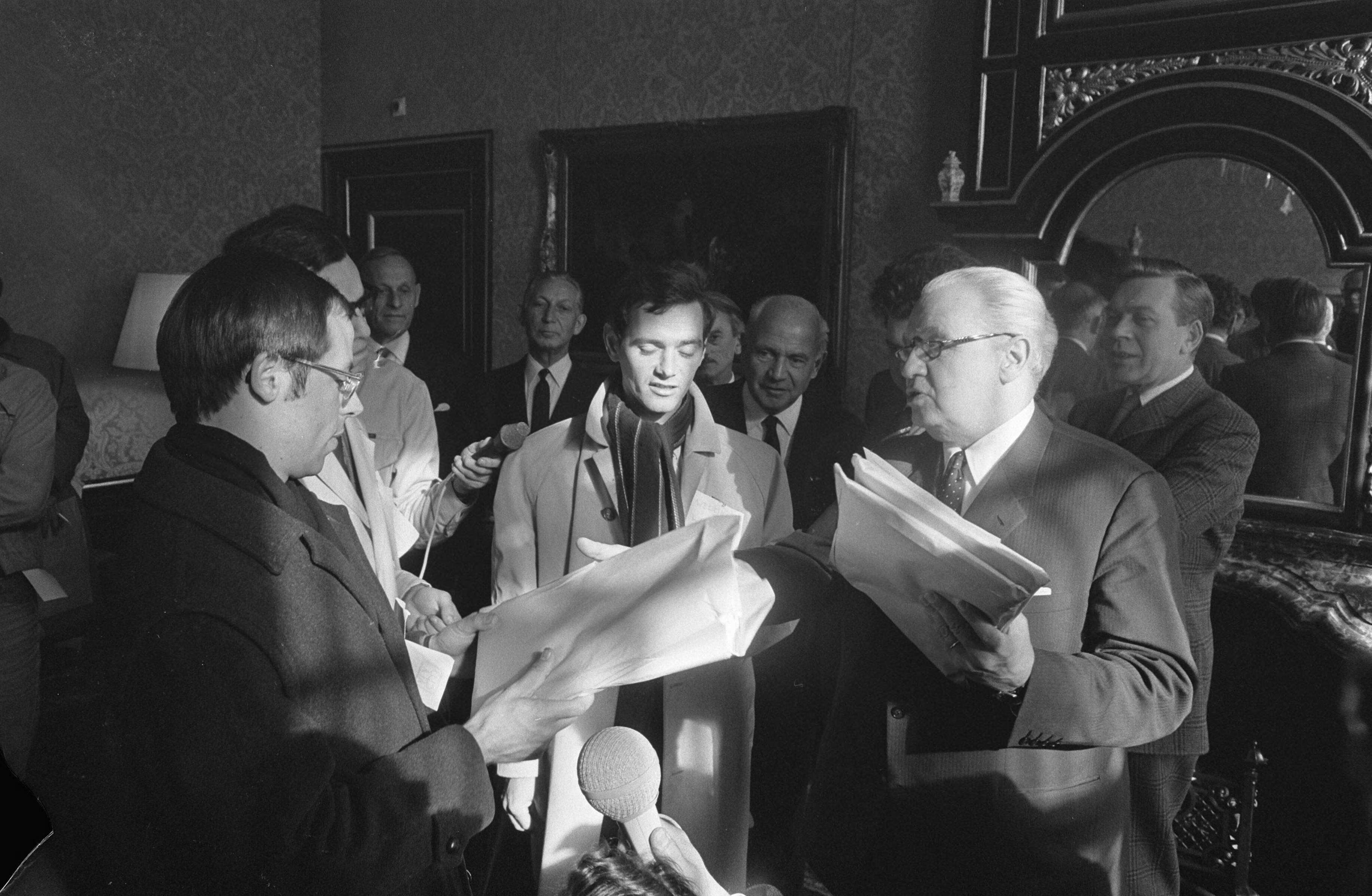 Fotocollectie Anefo — Dienstplichtige militairen demonstreren met borden voor meer salaris Den Haag . Demonstranten — Foto: Evers, Joost / Anefo. Licentie: Set B: Rechtenvrij / Publiek Domein. Bron: Nationaal Archief. http://hdl.handle.net/10648/ab7f38a8-d0b4-102d-bcf8-003048976d84