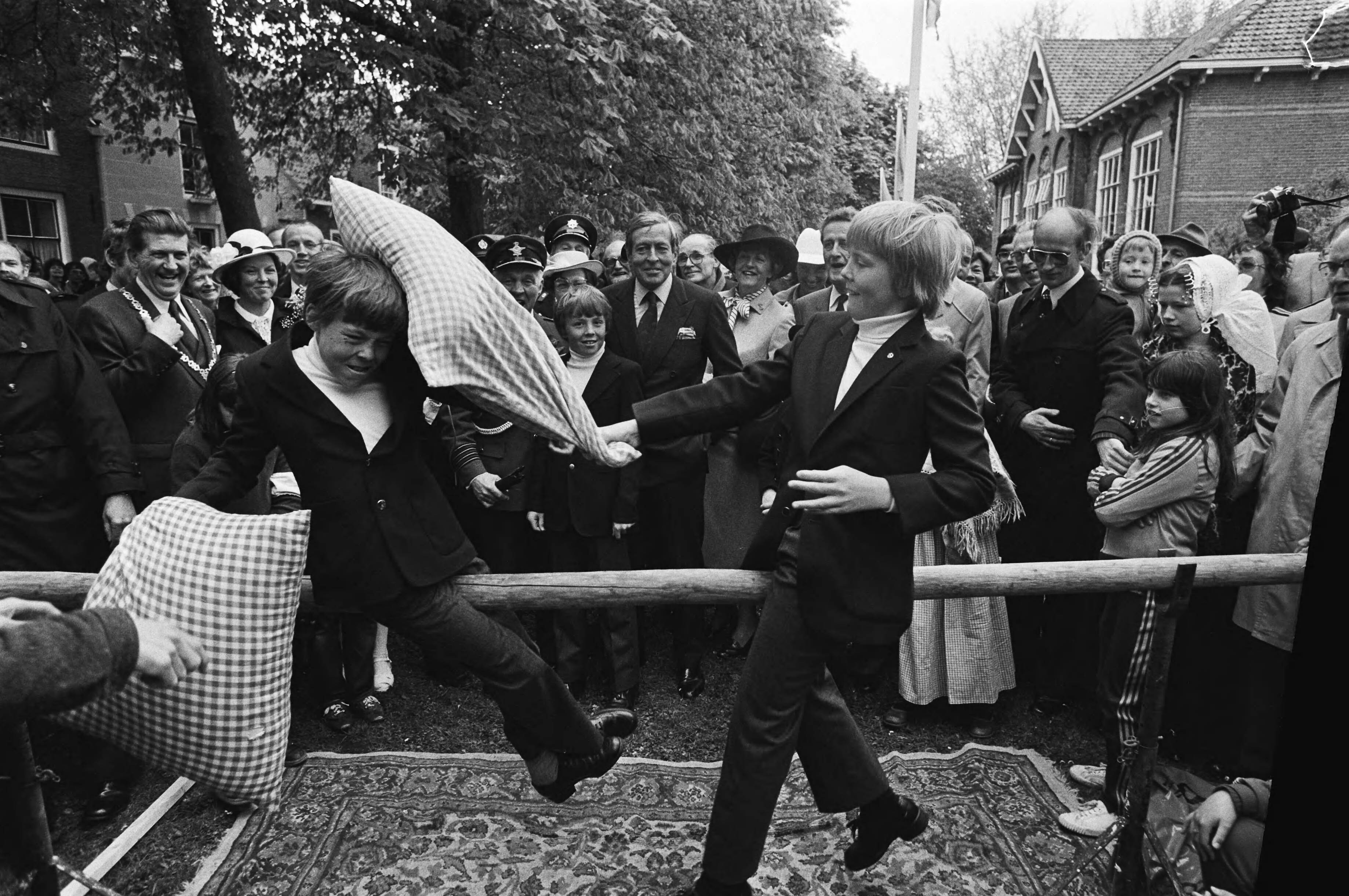 Fotocollectie Anefo — Viering Koninginnedag in Veere, no 20a Prins Constantijn en Willem-Alexander tijdens een kussengevecht op de balk — Foto: Bogaerts, Rob / Anefo. Licentie: Set B: Rechtenvrij / Publiek Domein. Bron: Nationaal Archief. http://hdl.handle.net/10648/acfabab8-d0b4-102d-bcf8-003048976d84