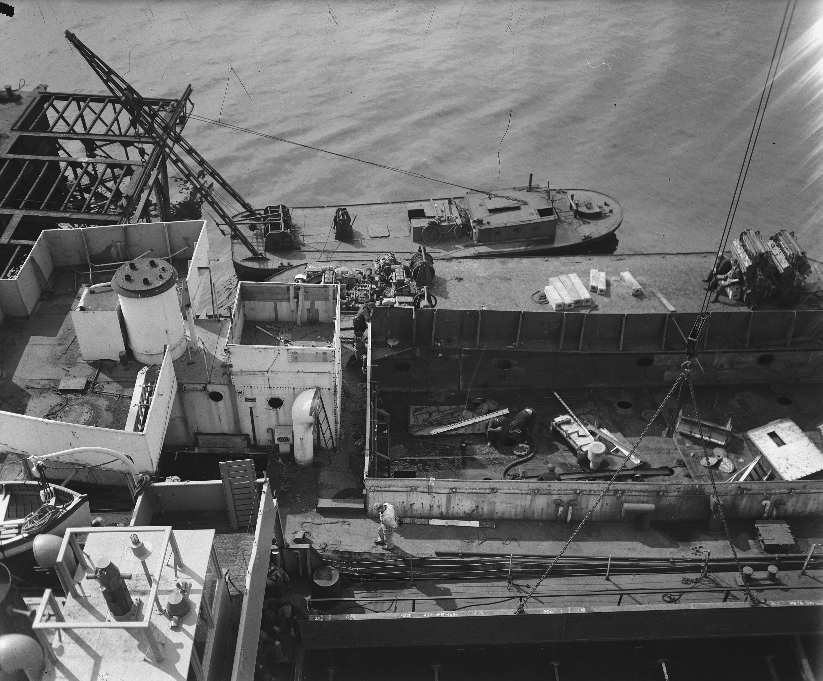 Landingsvaartuigen bij Werf Verschure & Co te Amsterdam — Landingsvaartuigen worden omgebouwd tot vrachtschepen bij Werf Verschure & Co te Amsterdam — Foto: Zeylemaker, Co / Anefo. Licentie: Set B: Rechtenvrij / Publiek Domein. Bron: Nationaal Archief. http://hdl.handle.net/10648/a8a6ff94-d0b4-102d-bcf8-003048976d84