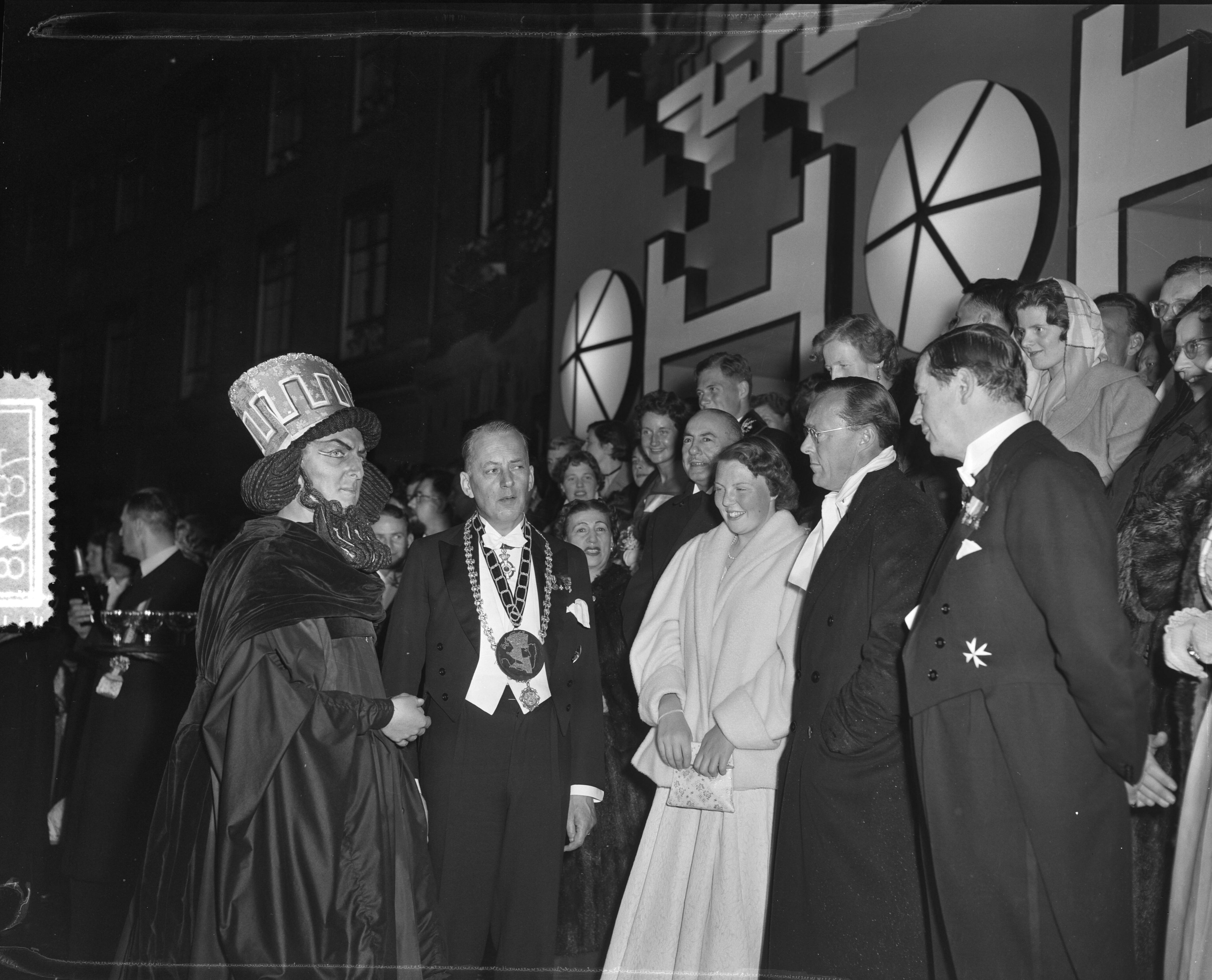 Lustrum USC Utrecht (1956) — USC-lustrumspel "Xerxes" — Foto: Bilsen, Joop van / Anefo. Licentie: Set B: Rechtenvrij / Publiek Domein. Bron: Nationaal Archief. http://hdl.handle.net/10648/a94b38c0-d0b4-102d-bcf8-003048976d84