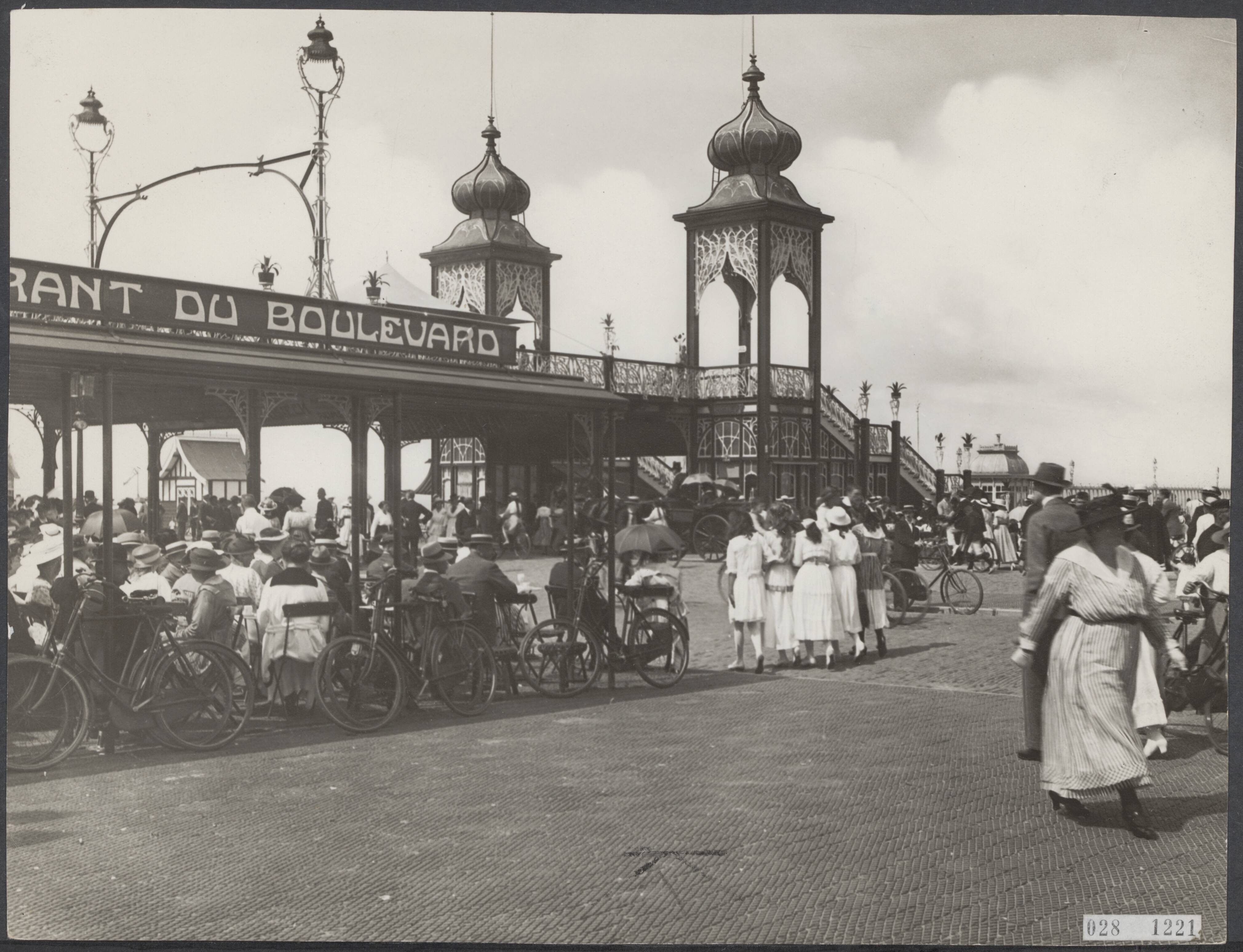 Fotocollectie Elsevier Binnenland — Terras van cafe-restaurant Du Boulevard te Scheveningen — Foto: Onbekend / Publiek Domein of Rechtenvrij. Licentie: Set B: Rechtenvrij / Publiek Domein. Bron: Nationaal Archief. http://hdl.handle.net/10648/ade01de2-d0b4-102d-bcf8-003048976d84