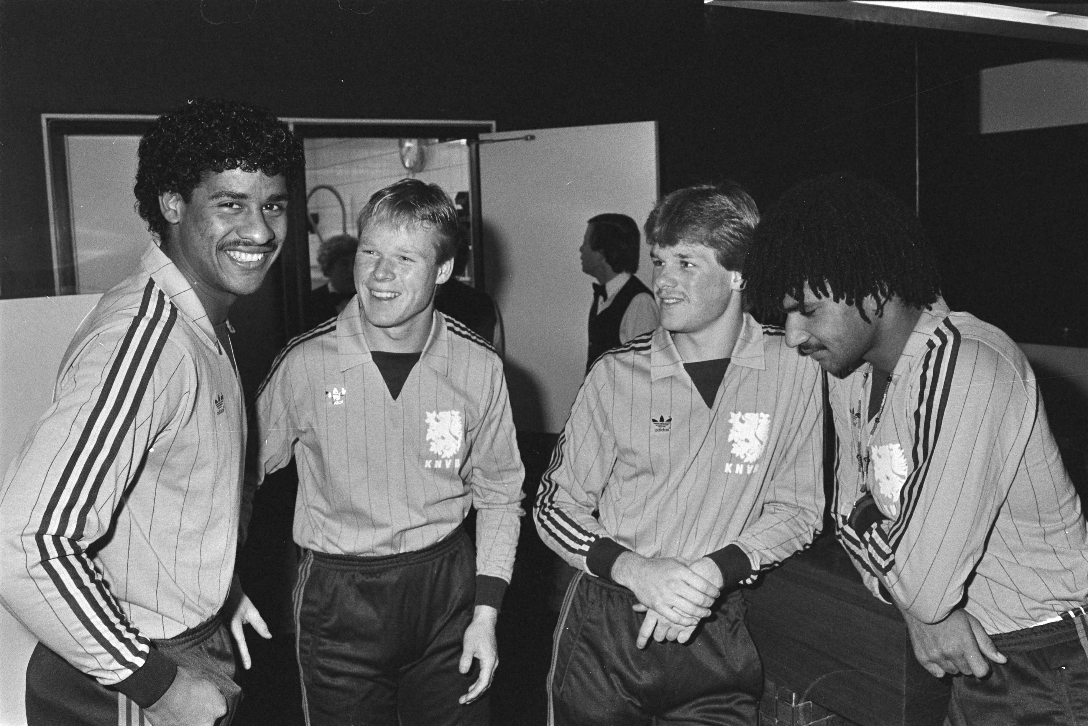 Fotocollectie Anefo — Zeist, training Nederlands elftal in verband met interland tegen Malta; v.l.n.r. Rijkaard, Ronald Koeman en Erwin Koeman — Foto: Antonisse, Marcel / Anefo. Licentie: Set B: Rechtenvrij / Publiek Domein. Bron: Nationaal Archief. http://hdl.handle.net/10648/ad322dfe-d0b4-102d-bcf8-003048976d84