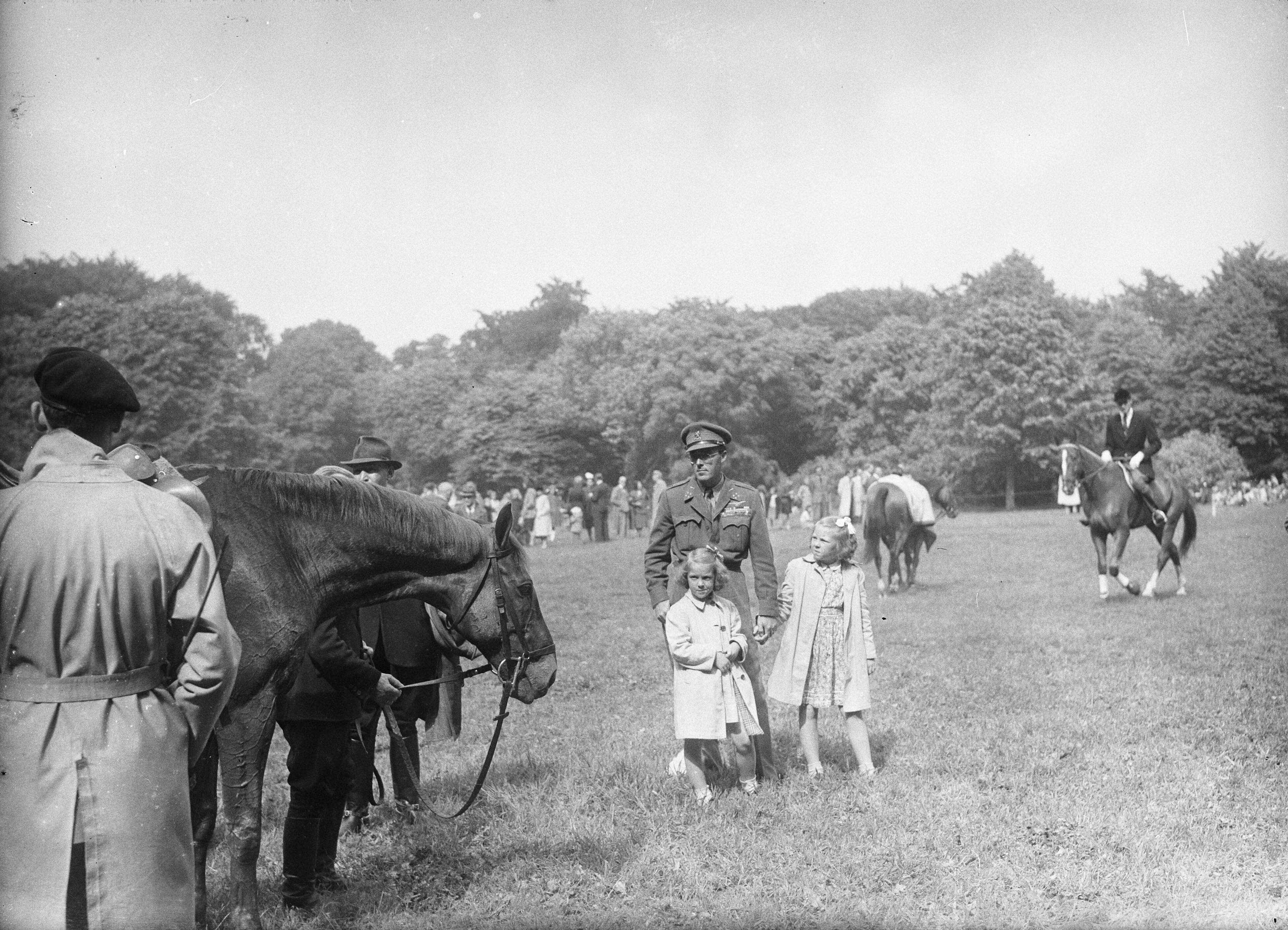 Fotocollectie Anefo — Springconcours te Bussum [Prins Bernhard met zijn dochters Irene en Beatrix] — Foto: Sagers, Harry / Anefo. Licentie: Set B: Rechtenvrij / Publiek Domein. Bron: Nationaal Archief. http://hdl.handle.net/10648/a8a95c08-d0b4-102d-bcf8-003048976d84