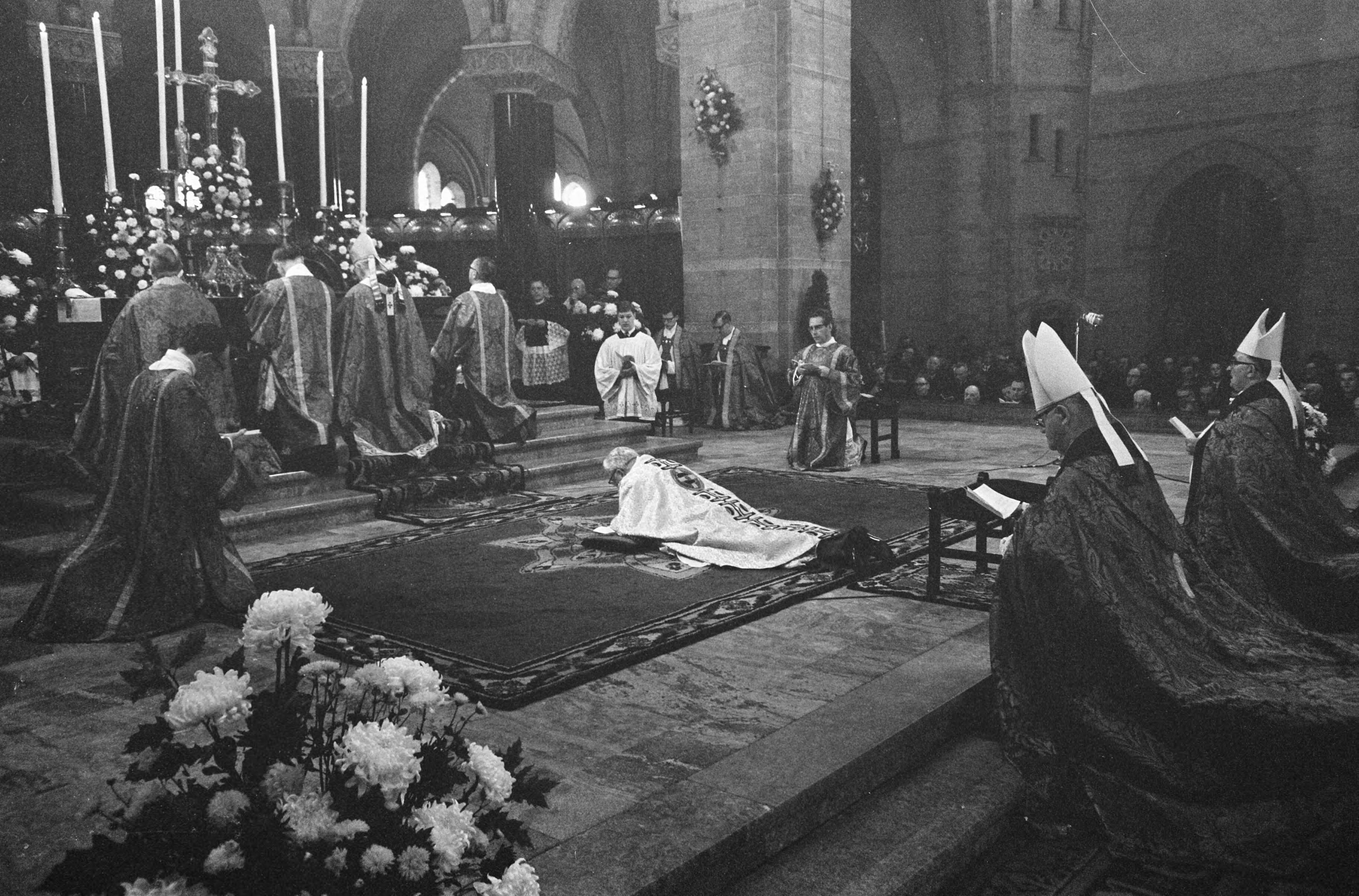 Bisschopswijding van mgr. drs. Th.N.J. Zwartkruis in St. Bavo te Haarlem — Bisschop mgr. drs. Zwartkruis tijdens de inwijding — Foto: Fotograaf Onbekend / Anefo. Licentie: Set B: Rechtenvrij / Publiek Domein. Bron: Nationaal Archief. http://hdl.handle.net/10648/ab0156d6-d0b4-102d-bcf8-003048976d84