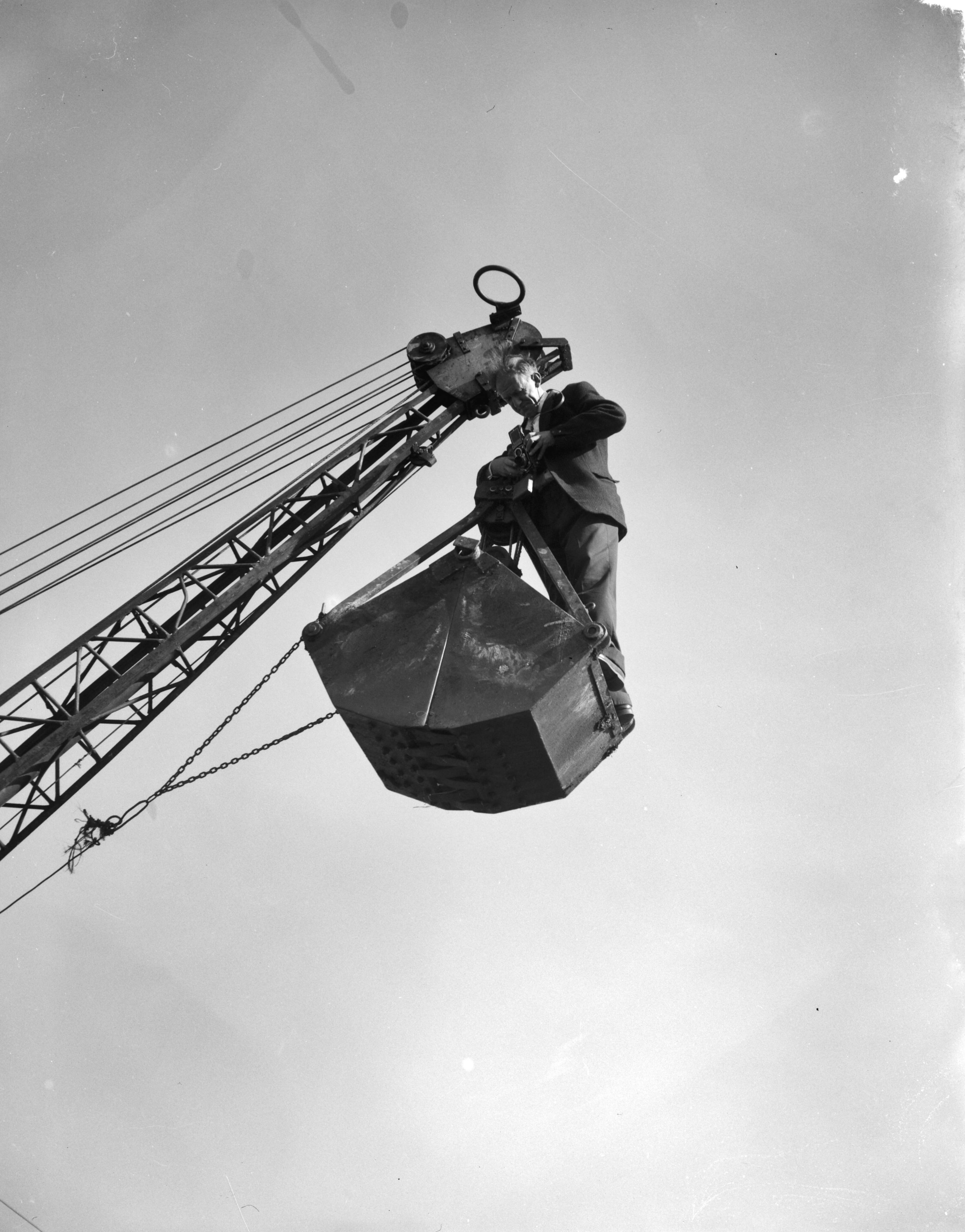 Fotocollectie Anefo — Werkzaamheden aan het gat in Wormer [fotograaf in bak van dragline] — Foto: Behrens, Herbert F. / Anefo. Licentie: Set B: Rechtenvrij / Publiek Domein. Bron: Nationaal Archief. http://hdl.handle.net/10648/a99eced6-d0b4-102d-bcf8-003048976d84
