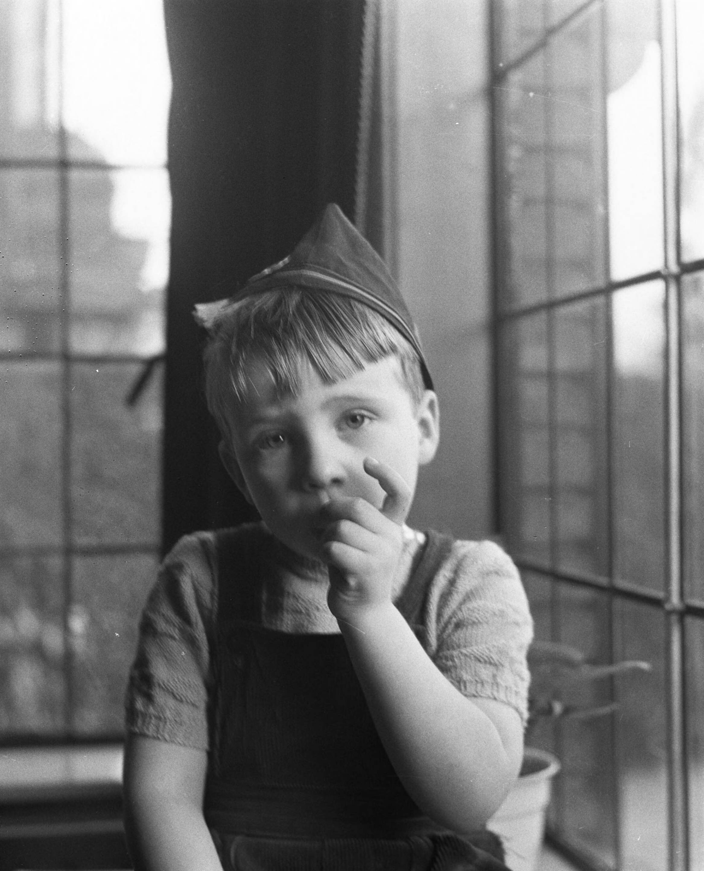 Fotocollectie Anefo — Opdracht Heer Smulders Voorburg. Kinderfoto's. Kleuter met muts in venster — Foto: Bilsen, Joop van / Anefo. Licentie: Set B: Rechtenvrij / Publiek Domein. Bron: Nationaal Archief. http://hdl.handle.net/10648/a906e99a-d0b4-102d-bcf8-003048976d84