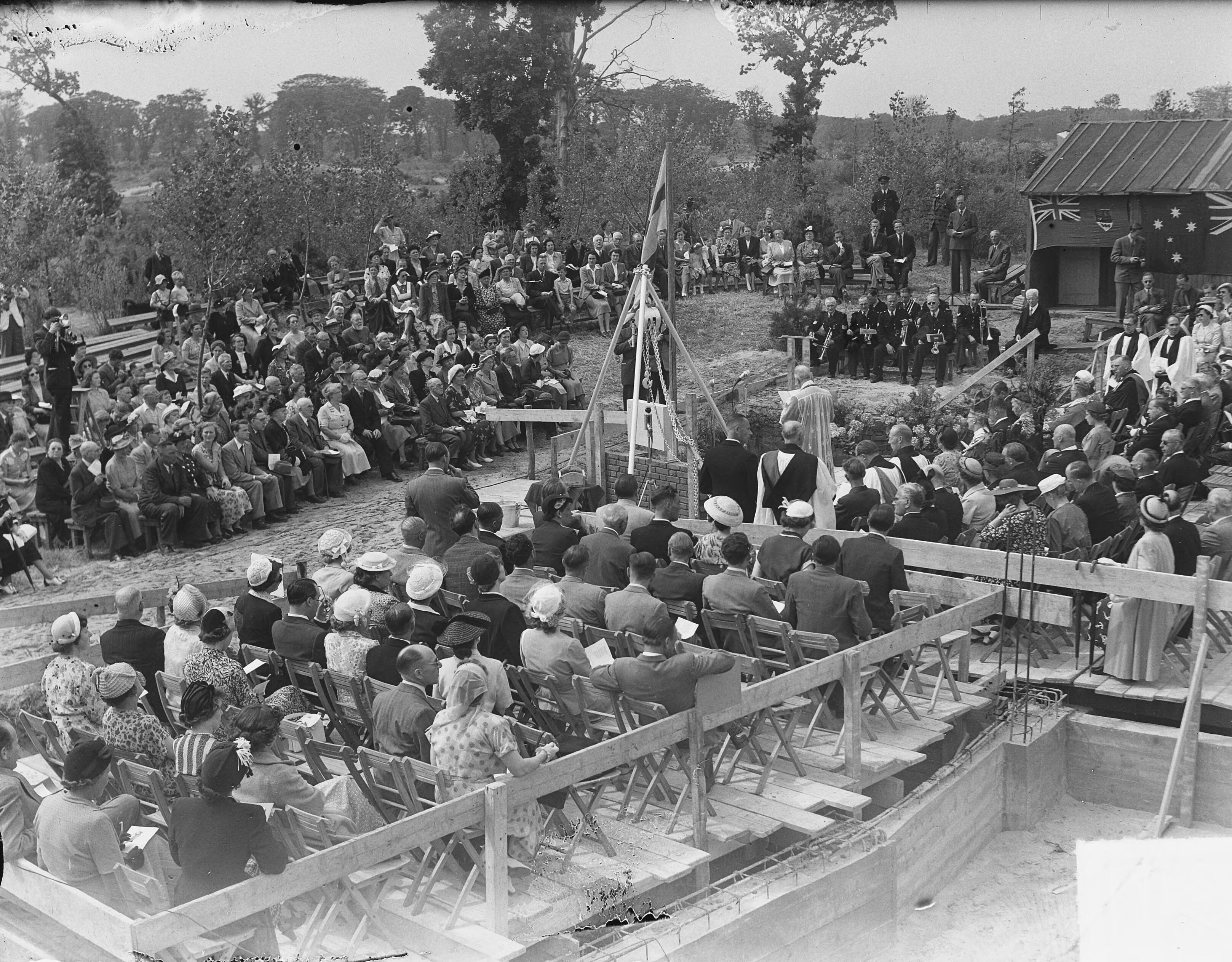 Fotocollectie Anefo — Eerste steenlegging voor de nieuwe Engelse en Amerikaanse Episcopale kerk aan de Riouwstraat te Den Haag, door Prinses Alice, gravin van Athlone — Foto: Duinen, H. van / Anefo. Licentie: Set B: Rechtenvrij / Publiek Domein. Bron: Nationaal Archief. http://hdl.handle.net/10648/a8ebd86c-d0b4-102d-bcf8-003048976d84