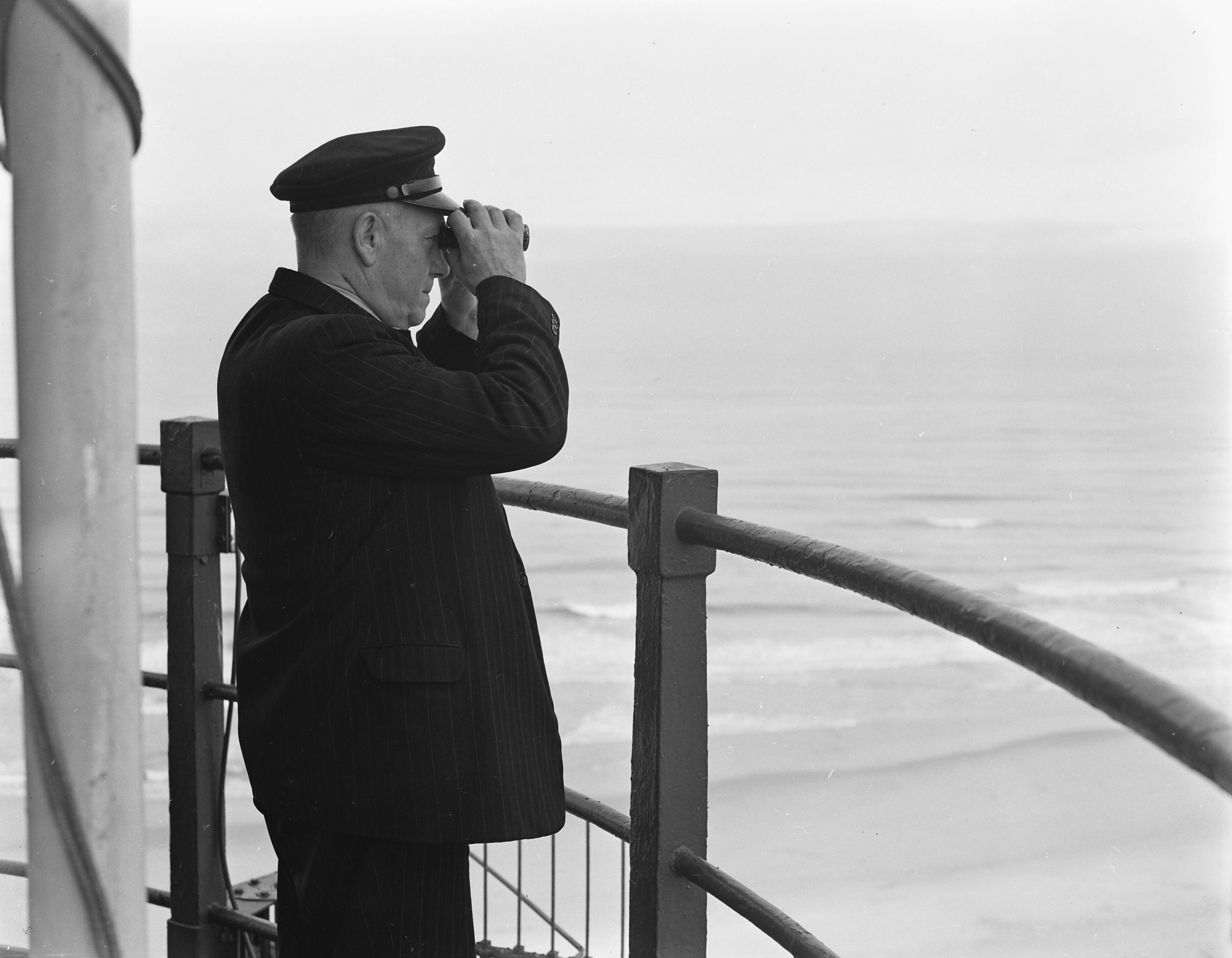 Fotocollectie Anefo — B. de Korte, hoofdkustwachter van Scheveningen, 40 jaar in dienst — Foto: Pot, Harry / Anefo. Licentie: Set B: Rechtenvrij / Publiek Domein. Bron: Nationaal Archief. http://hdl.handle.net/10648/a93ee4f8-d0b4-102d-bcf8-003048976d84