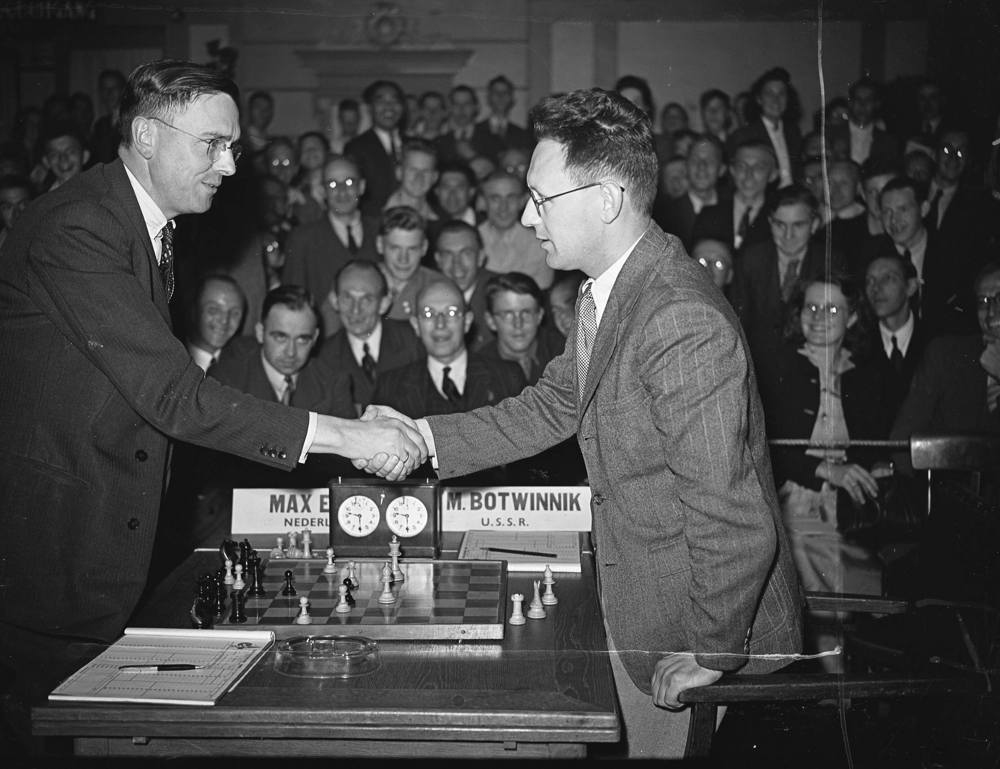 Wereldschaaktoernooi te Groningen (1946) — Staunton Wereldschaaktoernooi in Groningen; Euwe (links) tegen Botwinnik — Foto: Fotograaf Onbekend / Anefo. Licentie: Set B: Rechtenvrij / Publiek Domein. Bron: Nationaal Archief. http://hdl.handle.net/10648/a8a18b40-d0b4-102d-bcf8-003048976d84