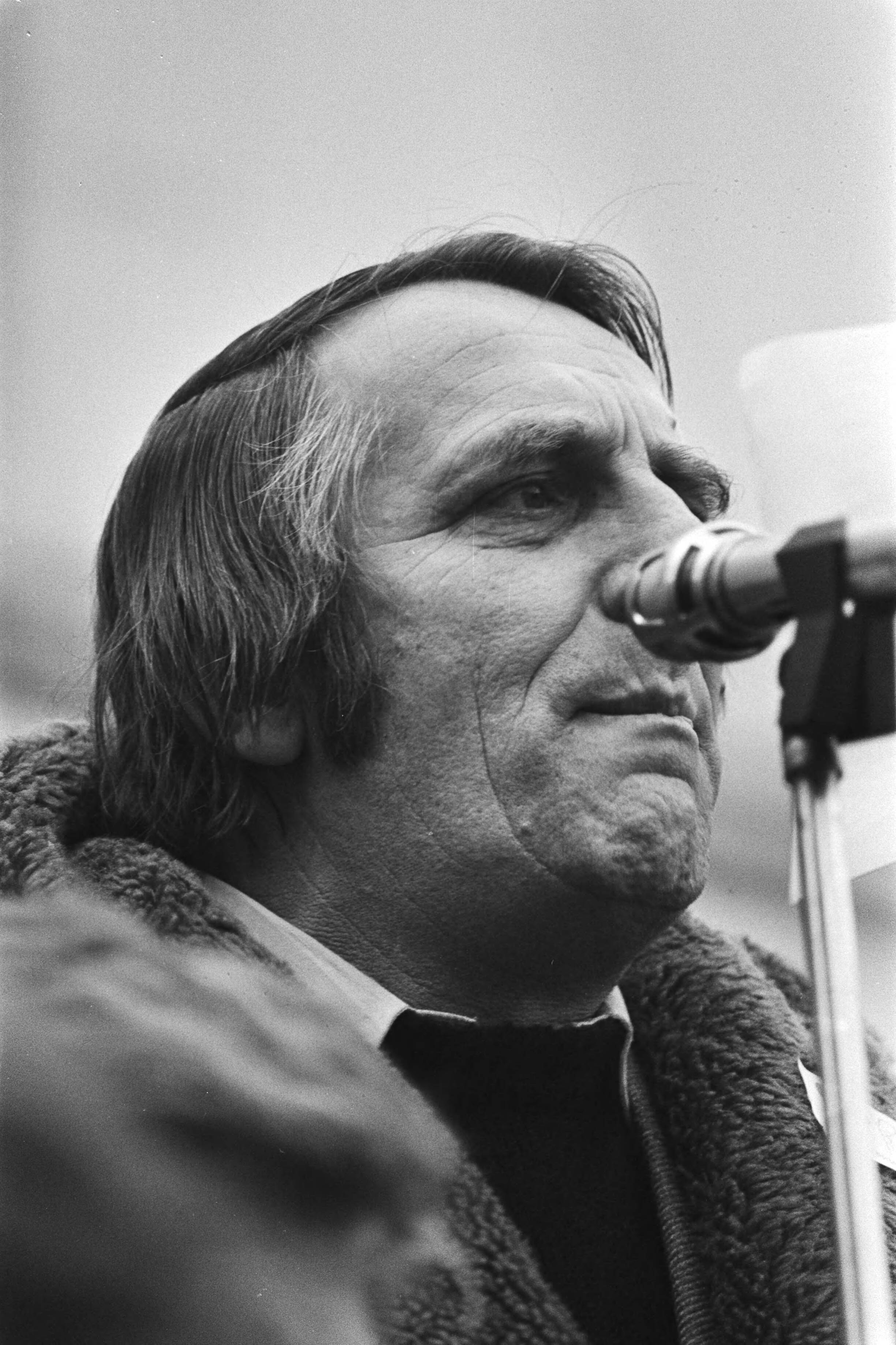 Fotocollectie Anefo — Demonstratie voor betere arbeidsvoorwaarden in Utrecht; Cees Schelling (voorzitter Voedingsbond) spreekt de menigte toe — Foto: Peters, Hans / Anefo. Licentie: Set B: Rechtenvrij / Publiek Domein. Bron: Nationaal Archief. http://hdl.handle.net/10648/ac95dce2-d0b4-102d-bcf8-003048976d84