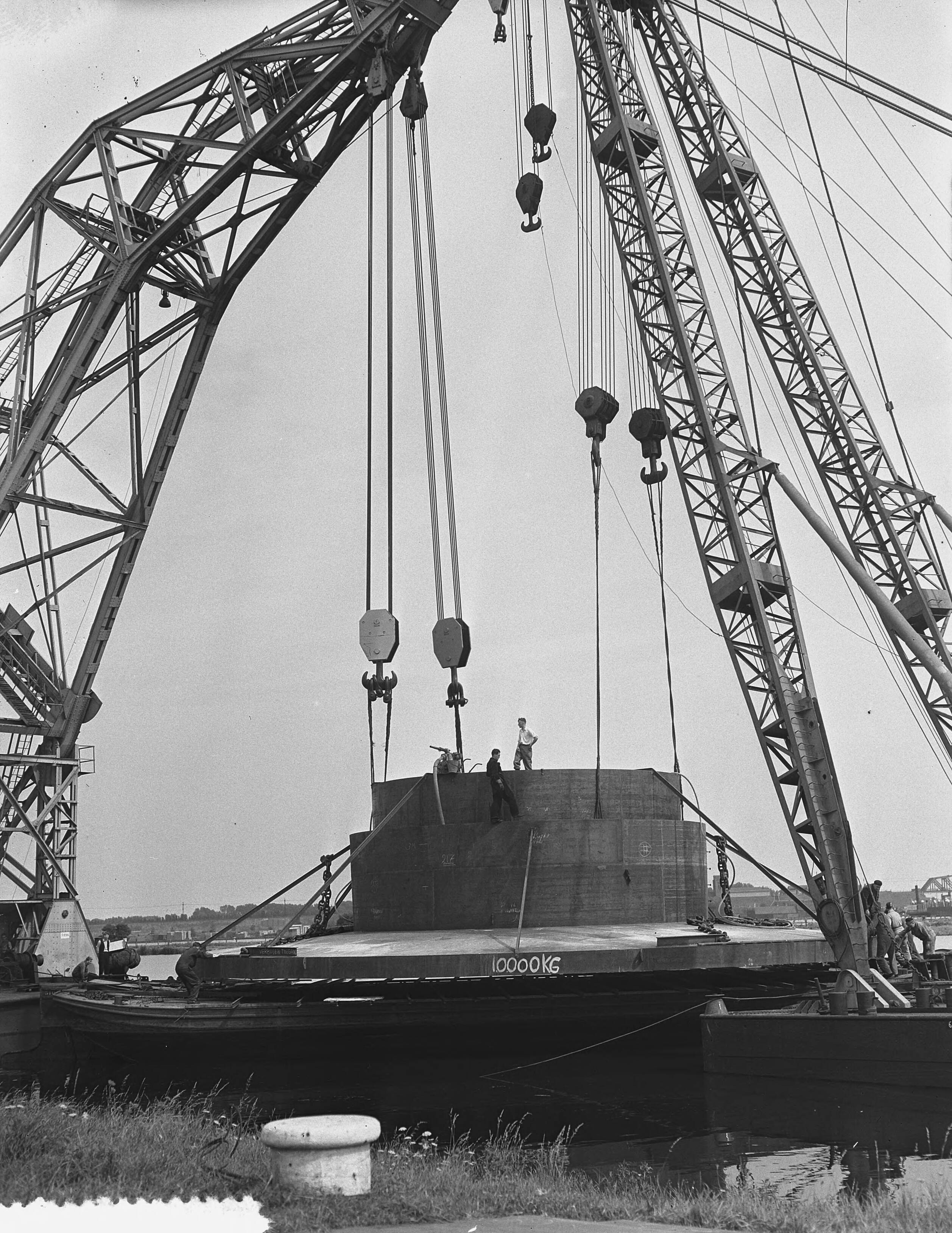 Fotocollectie Anefo — Tewaterlating in Zaandam van de duikerklok bestemd voor een onderzoek naar de veronderstelde lading goud aan boord van het wrak van de "Renate Leonhardt" — Foto: Noske, J.D. / Anefo. Licentie: Set B: Rechtenvrij / Publiek Domein. Bron: Nationaal Archief. http://hdl.handle.net/10648/a92749b0-d0b4-102d-bcf8-003048976d84