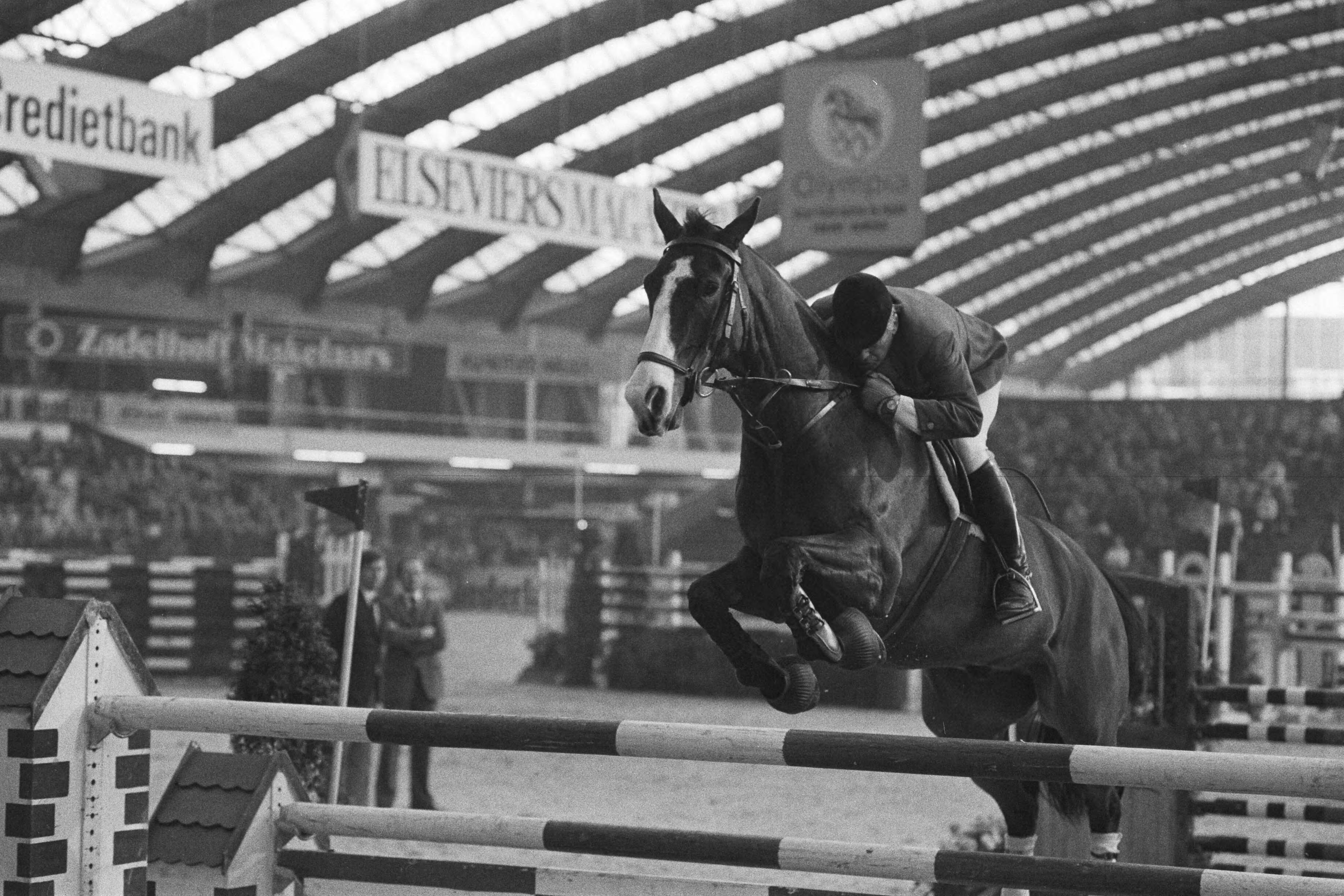 Fotocollectie Anefo — Jumping Amsterdam, Anton Ebben uit Nederland met paard Jumbo Design — Foto: Antonisse, Marcel / Anefo. Licentie: Set B: Rechtenvrij / Publiek Domein. Bron: Nationaal Archief. http://hdl.handle.net/10648/aced3fc8-d0b4-102d-bcf8-003048976d84
