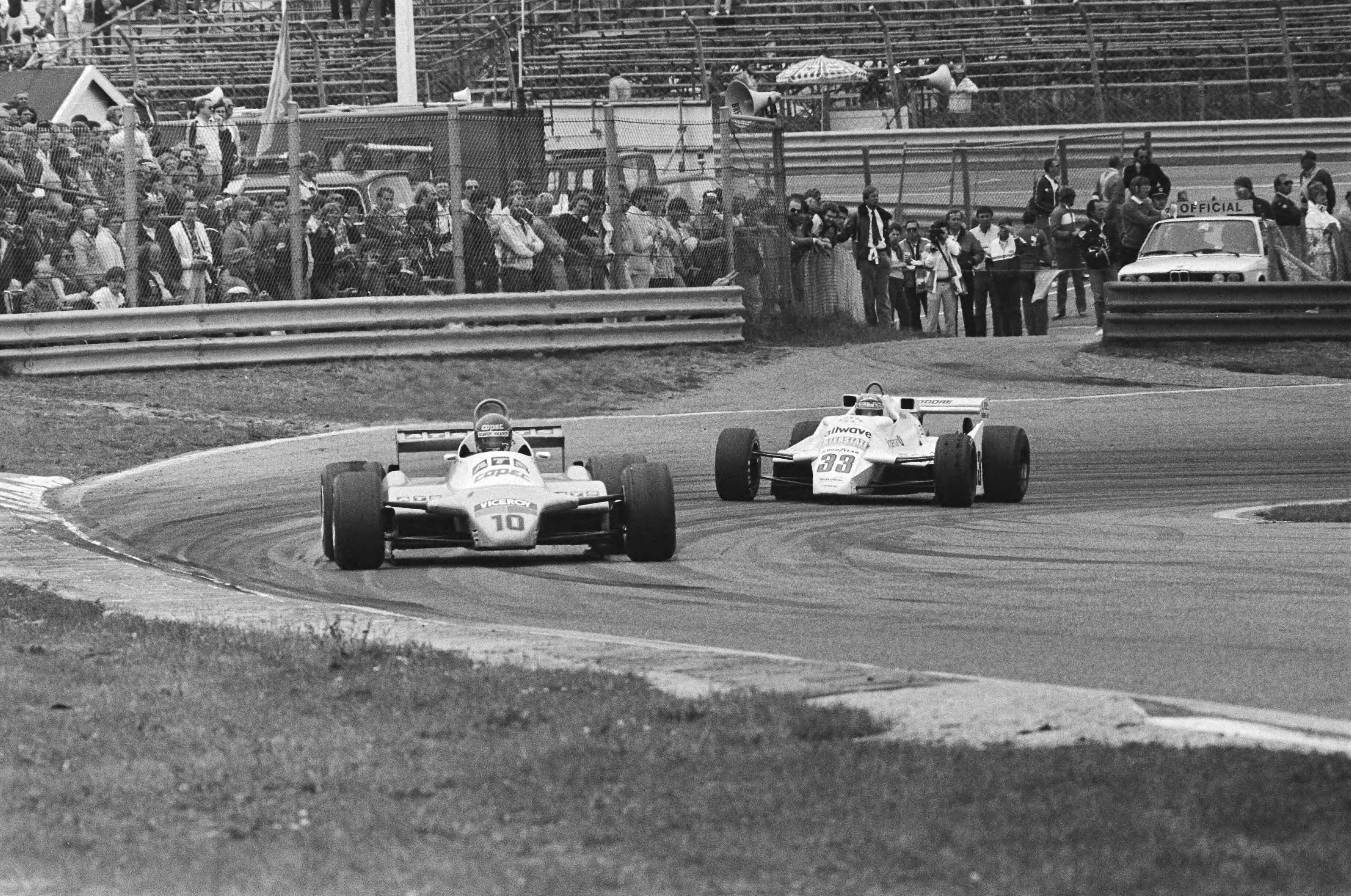 Fotocollectie Anefo — Grand Prix van Nederland te Zandvoort; no. 33 Jan Lammers in aktie — Foto: Dijk, Hans van / Anefo. Licentie: Set B: Rechtenvrij / Publiek Domein. Bron: Nationaal Archief. http://hdl.handle.net/10648/ad1aa8c8-d0b4-102d-bcf8-003048976d84
