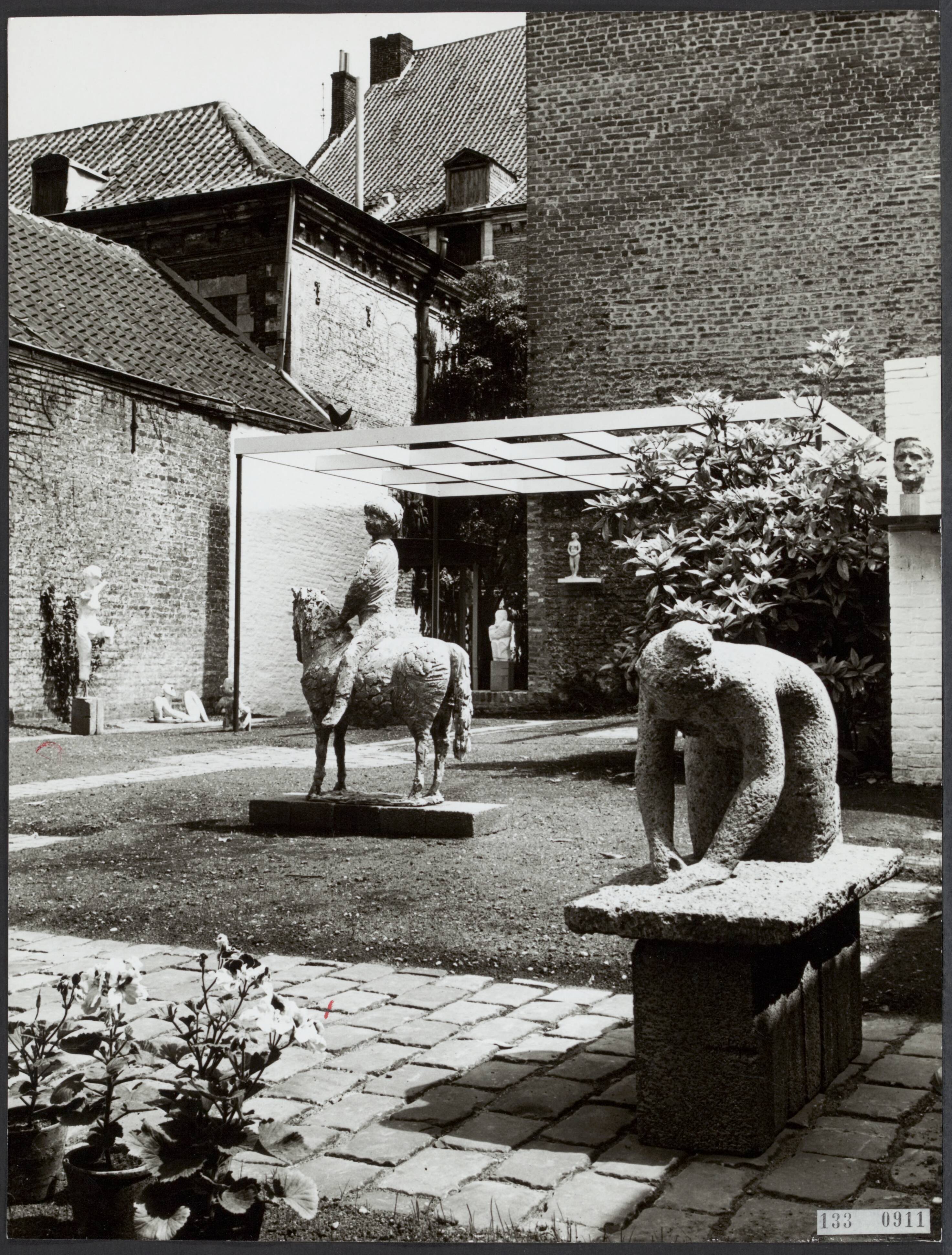 Fotocollectie Rijksvoorlichtingsdienst Eigen — Maastricht. Beeldentuin — Foto: Lahaye, Frans. Licentie: Set B: Rechtenvrij / Publiek Domein. Bron: Nationaal Archief. http://hdl.handle.net/10648/af5ae85a-d0b4-102d-bcf8-003048976d84