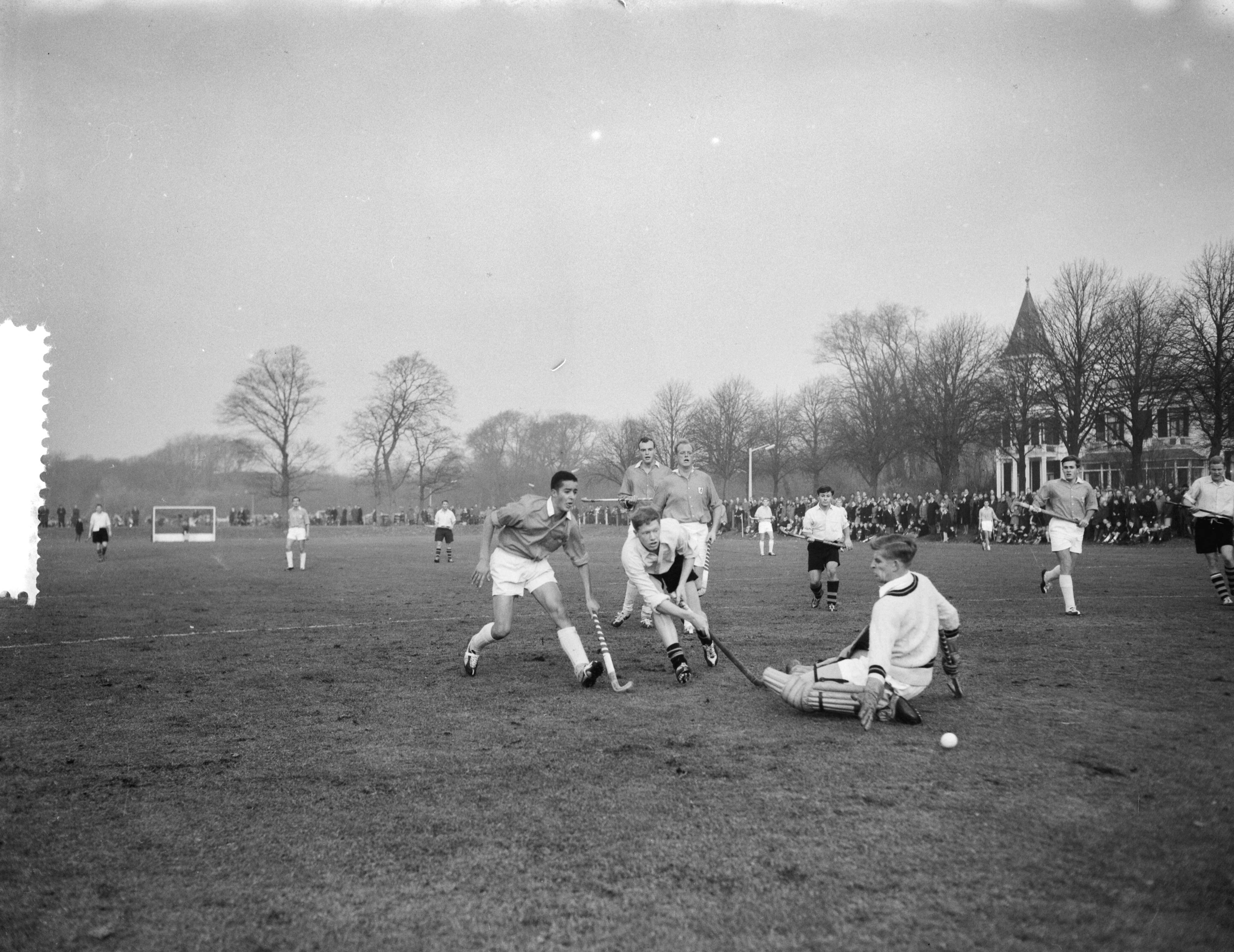 Fotocollectie Anefo — Hockey. BMHC tegen Laren 0-2. Spelmoment — Foto: Bilsen, Joop van / Anefo. Licentie: Set B: Rechtenvrij / Publiek Domein. Bron: Nationaal Archief. http://hdl.handle.net/10648/a9a29b06-d0b4-102d-bcf8-003048976d84