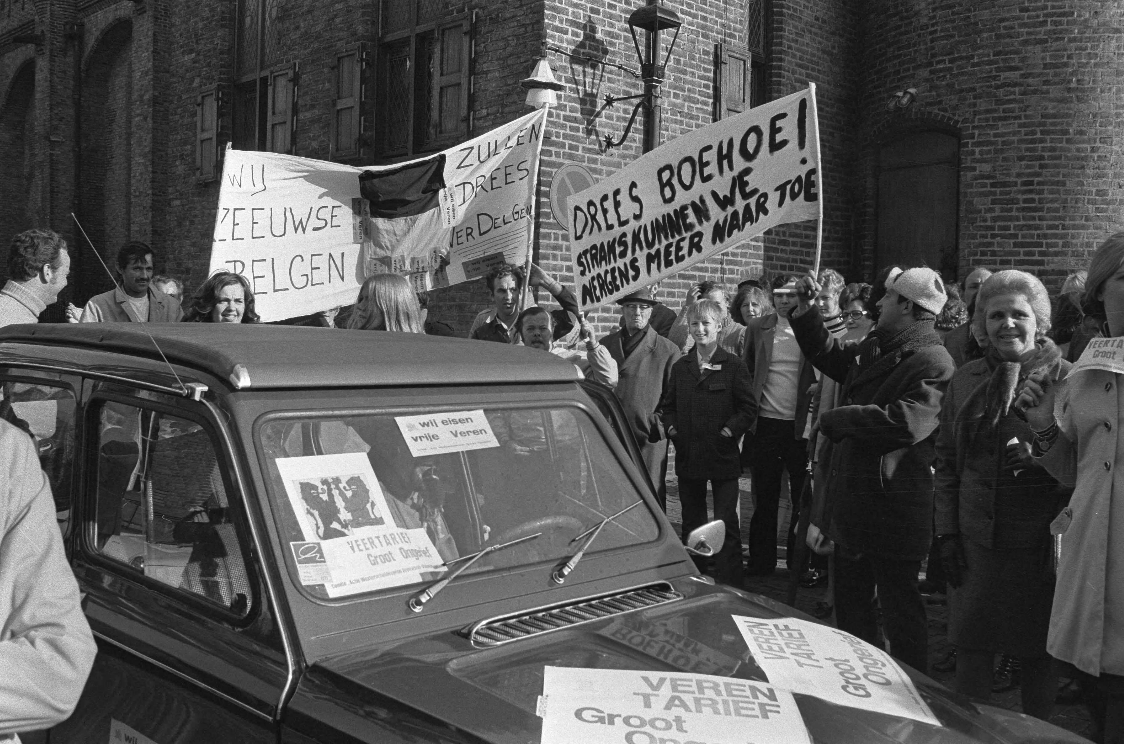 Fotocollectie Anefo — Comite Westerscheldeveren demonstreert in Den Haag tegen tariefsverhoging van 35 procent, spandoeken — Foto: Peters, Hans / Anefo. Licentie: Set B: Rechtenvrij / Publiek Domein. Bron: Nationaal Archief. http://hdl.handle.net/10648/abd380fc-d0b4-102d-bcf8-003048976d84