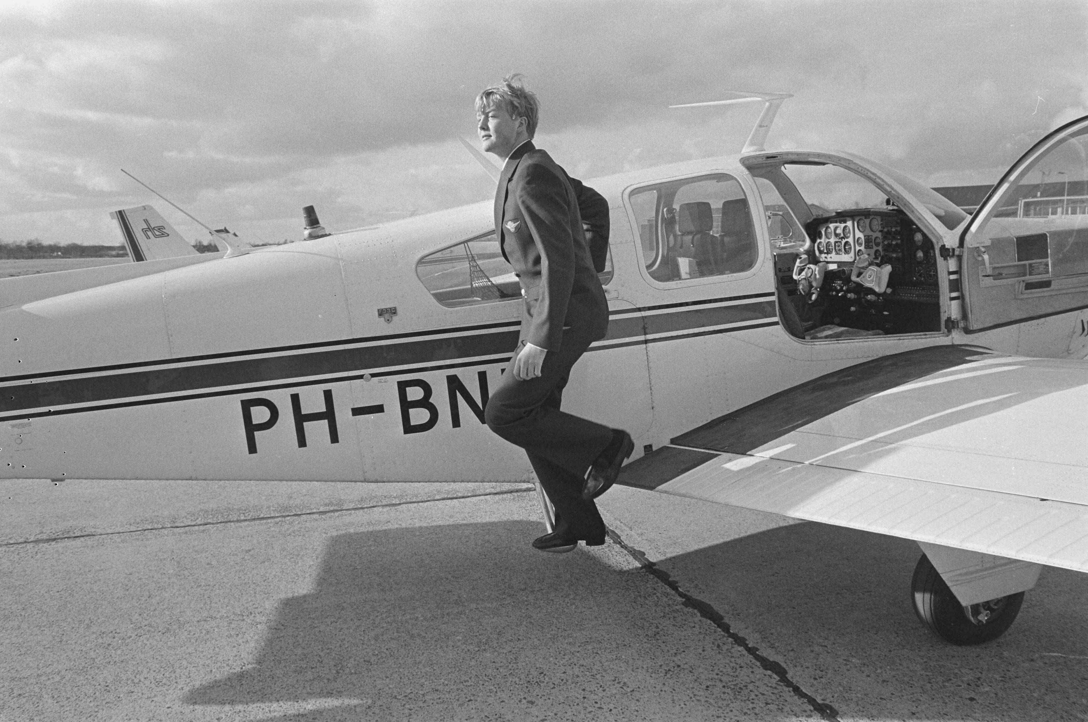 Fotocollectie Anefo — Prins Willem Alexander in cockpit Beeckcraft Bonanza die hij vloog op eerste praktijkles aan Rijksluchtvaartschool in Eelde — Foto: Croes, Rob C. / Anefo. Licentie: Set B: Rechtenvrij / Publiek Domein. Bron: Nationaal Archief. http://hdl.handle.net/10648/ad5e1f9a-d0b4-102d-bcf8-003048976d84