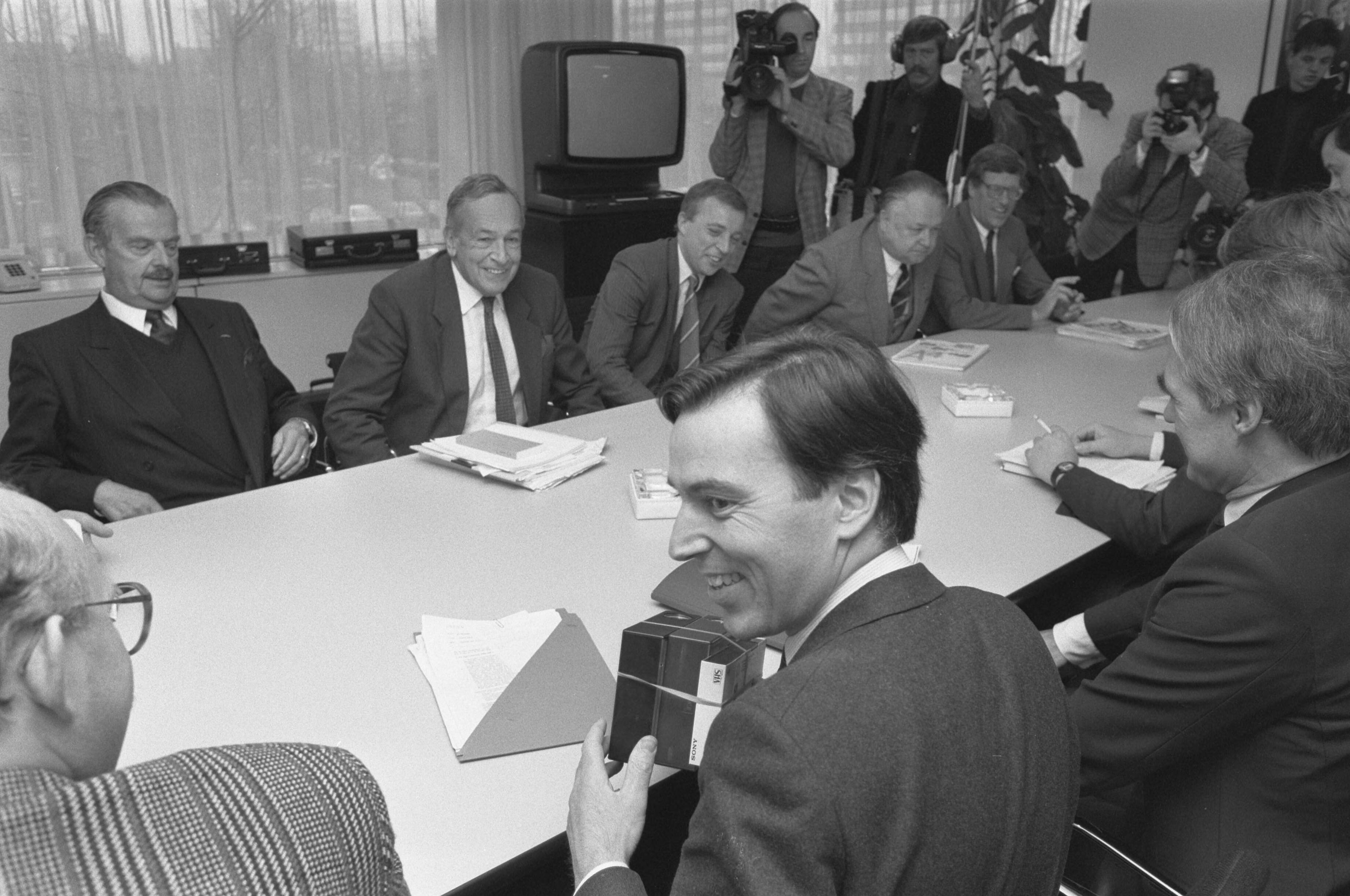 Fotocollectie Anefo — Vertegenwoordigers van de ATV-omroepen (Avro, Tros, Veronica) en uitgevers praten met minister Brinkman en De Korte over commerciële televisie. Tegenover de ministers Brinkman (midden voor) en de Korte (r) van links naar rechts de heren Bordewijk (Veronica), Minderop (Tros), woordvoerder reclame-TV Lindemans (Avro) en van Aken (De Telegraaf) — Foto: Croes, Rob C. / Anefo. Licentie: Set B: Rechtenvrij / Publiek Domein. Bron: Nationaal Archief. http://hdl.handle.net/10648/ad705836-d0b4-102d-bcf8-003048976d84