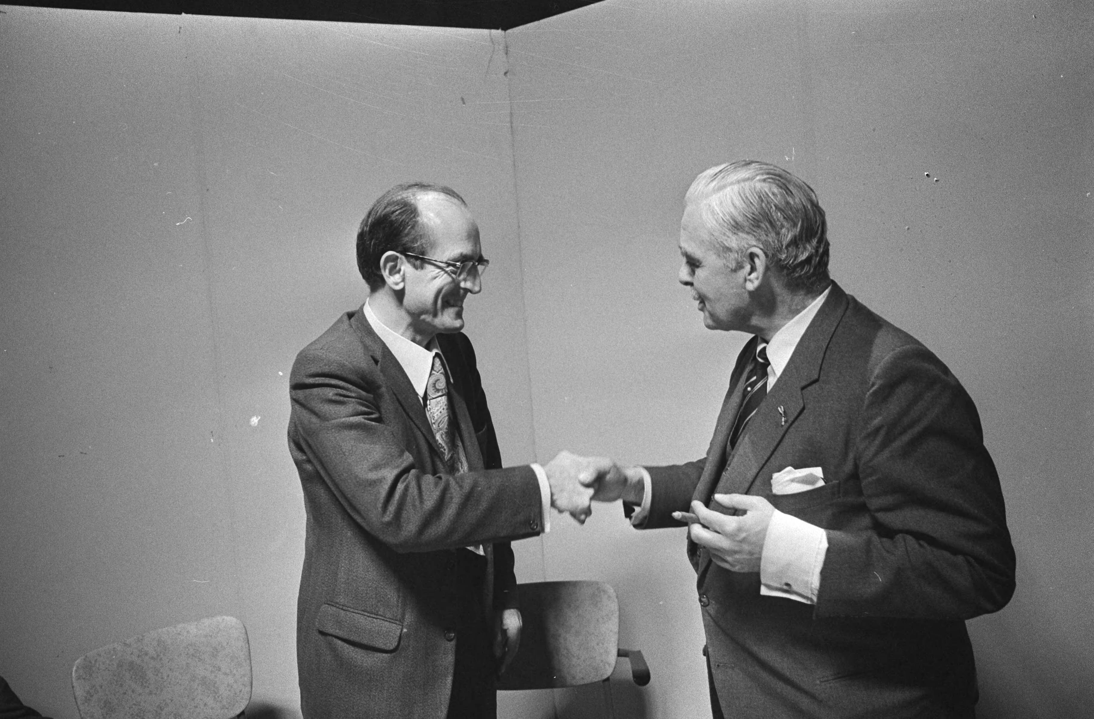 Bijeenkomst van de lijsttrekkers in de NOS-studio te Hilversum — Geertsema (VVD) feliciteert Drees jr. (l) — Foto: Fotograaf Onbekend / Anefo. Licentie: Set B: Rechtenvrij / Publiek Domein. Bron: Nationaal Archief. http://hdl.handle.net/10648/abbd37ca-d0b4-102d-bcf8-003048976d84