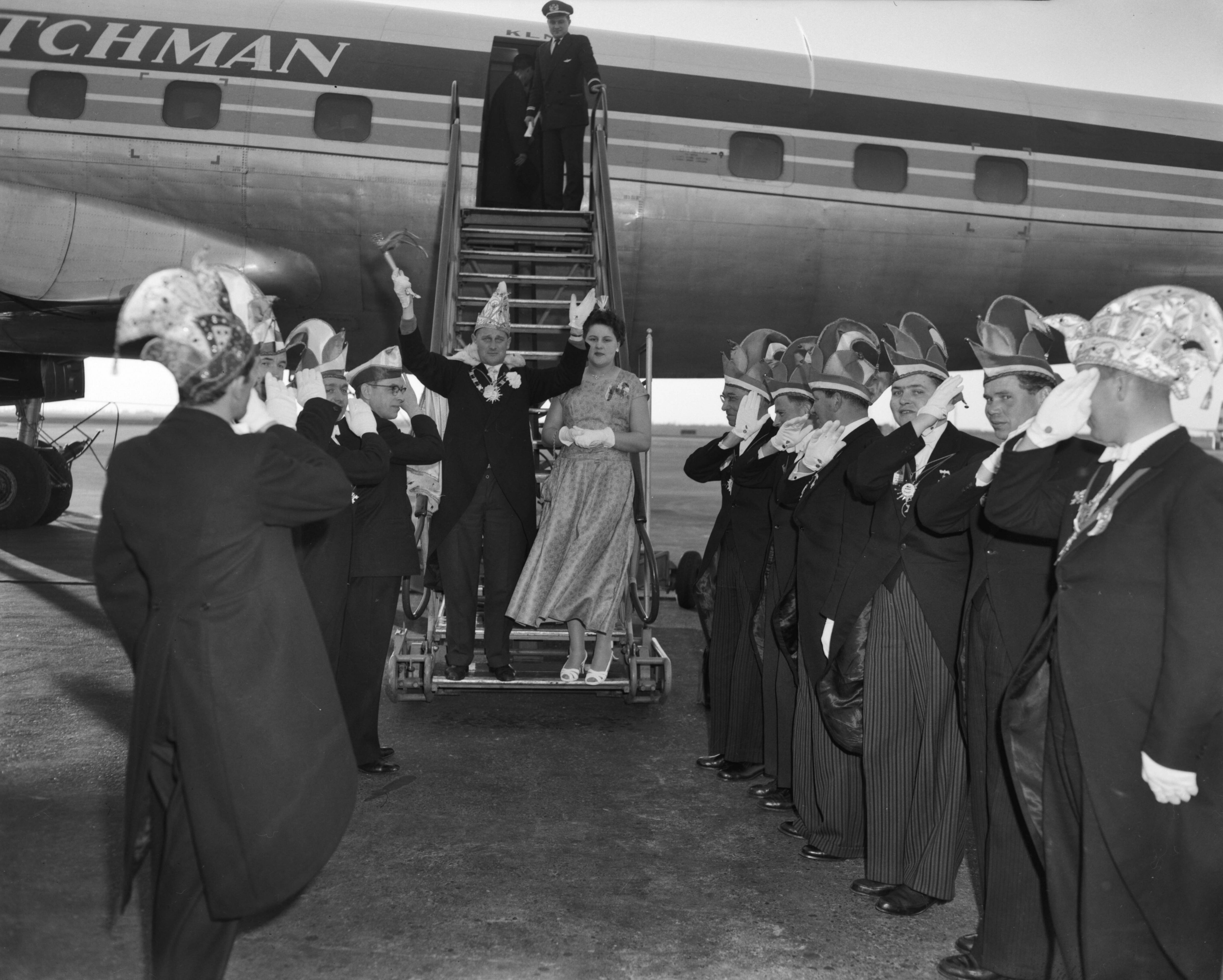 Fotocollectie Anefo — Carnavalsprins Joop Knooren uit Klimmen (L.) emigreert naar Nieuw Zeeland — Foto: Behrens, Herbert F. / Anefo. Licentie: Set B: Rechtenvrij / Publiek Domein. Bron: Nationaal Archief. http://hdl.handle.net/10648/a979a9a8-d0b4-102d-bcf8-003048976d84