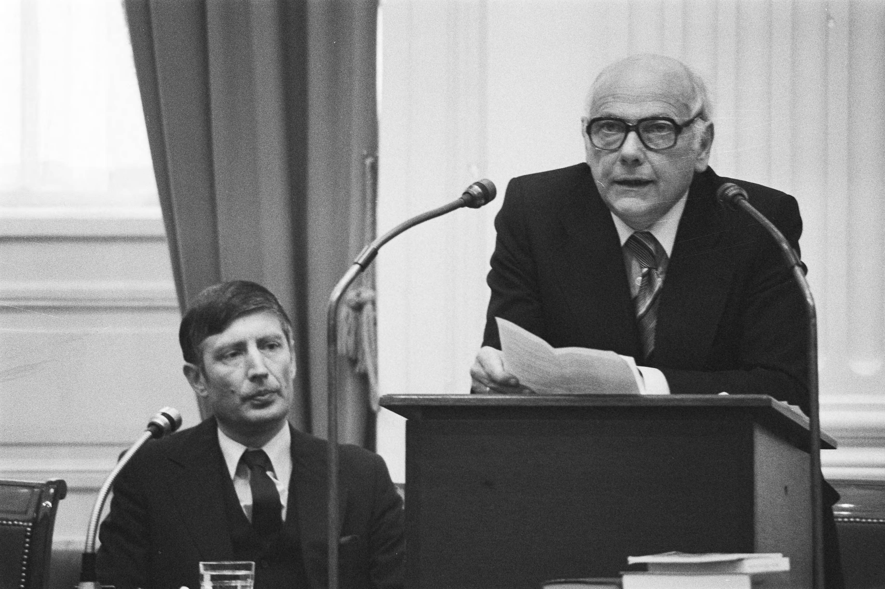 Fotocollectie Anefo — Verklaring Den Uyl over afloop gijzelingen; Den Uyl tijdens afleggen verklaring links minister Van Agt — Foto: Suyk, Koen / Anefo. Licentie: Set B: Rechtenvrij / Publiek Domein. Bron: Nationaal Archief. http://hdl.handle.net/10648/ac9decc0-d0b4-102d-bcf8-003048976d84