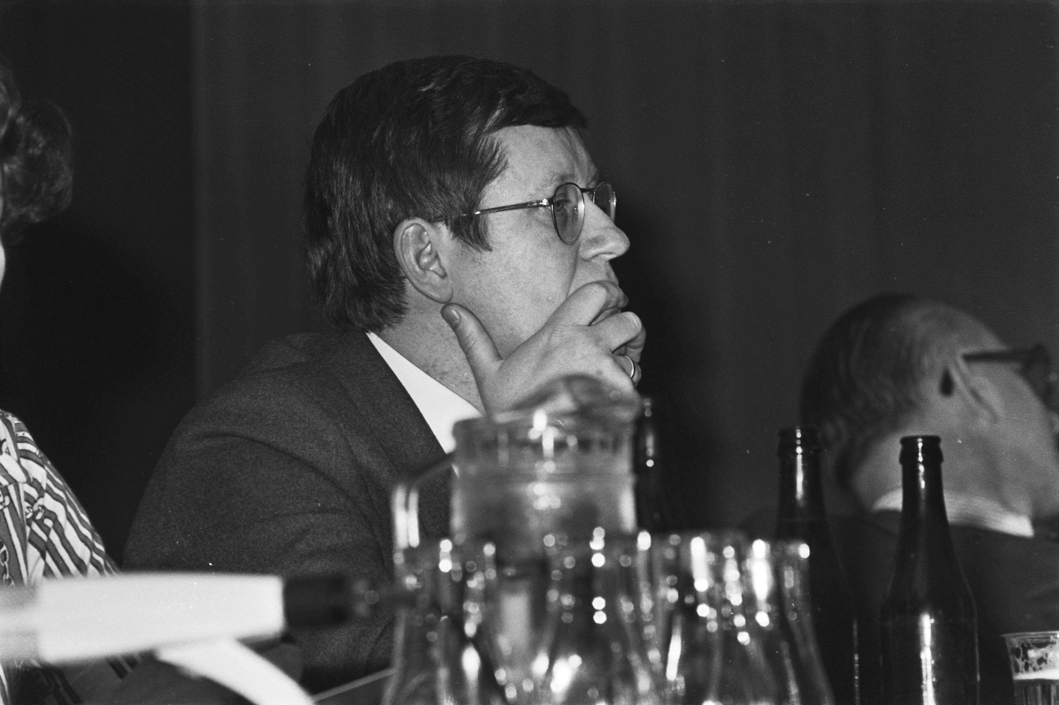 Fotocollectie Anefo — Partijraad VVD in congrescentrum Den Haag ; mevrouw Van Someren (18): Hans Wiegel (19) (kop) — Foto: Peters, Hans / Anefo. Licentie: Set B: Rechtenvrij / Publiek Domein. Bron: Nationaal Archief. http://hdl.handle.net/10648/ac9433e2-d0b4-102d-bcf8-003048976d84