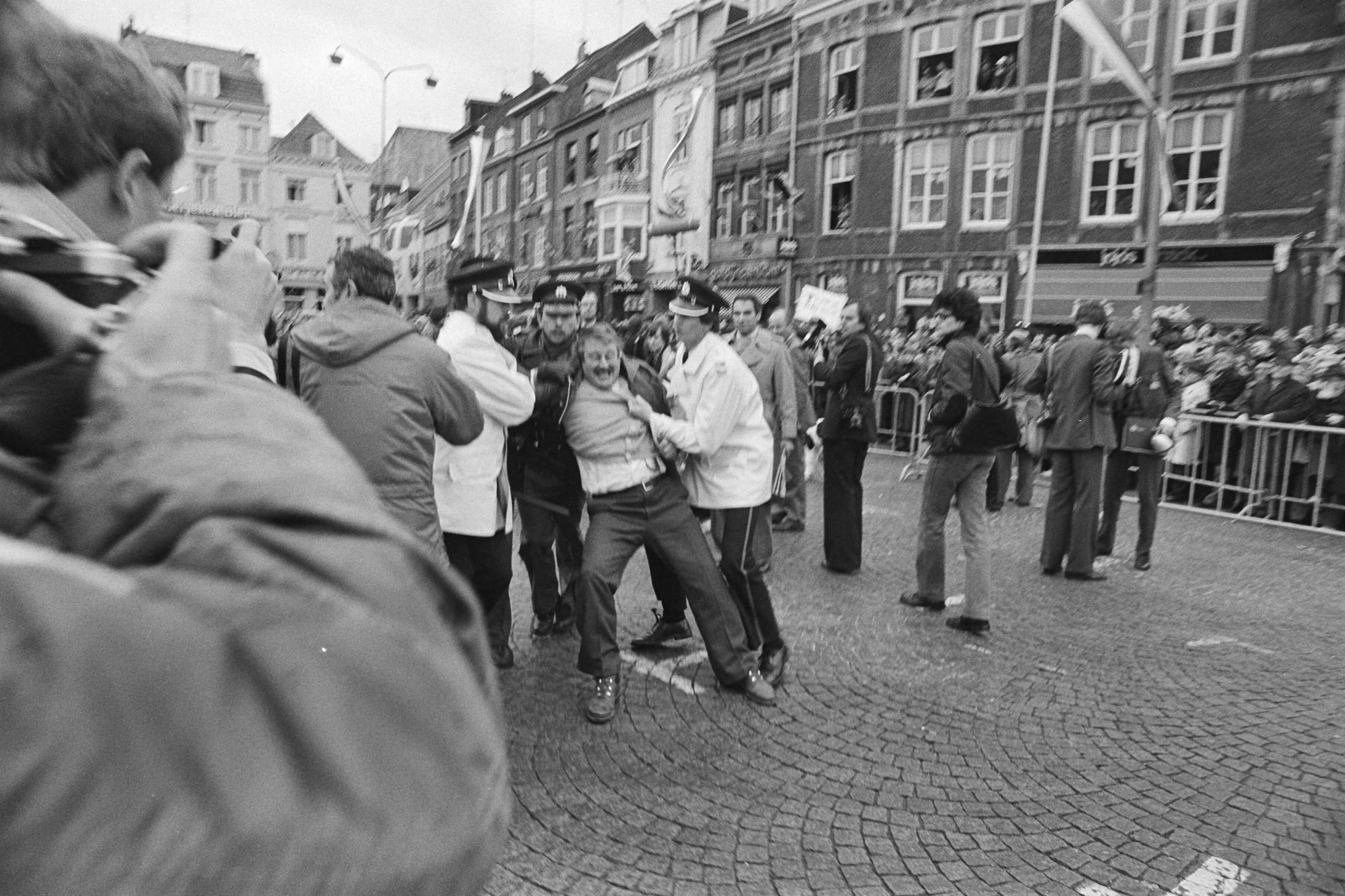 Fotocollectie Anefo — Europese Raad in Maastricht, agenten overmeesteren een Waalse boer — Foto: Croes, Rob C. / Anefo. Licentie: Set B: Rechtenvrij / Publiek Domein. Bron: Nationaal Archief. http://hdl.handle.net/10648/acf7c0f6-d0b4-102d-bcf8-003048976d84
