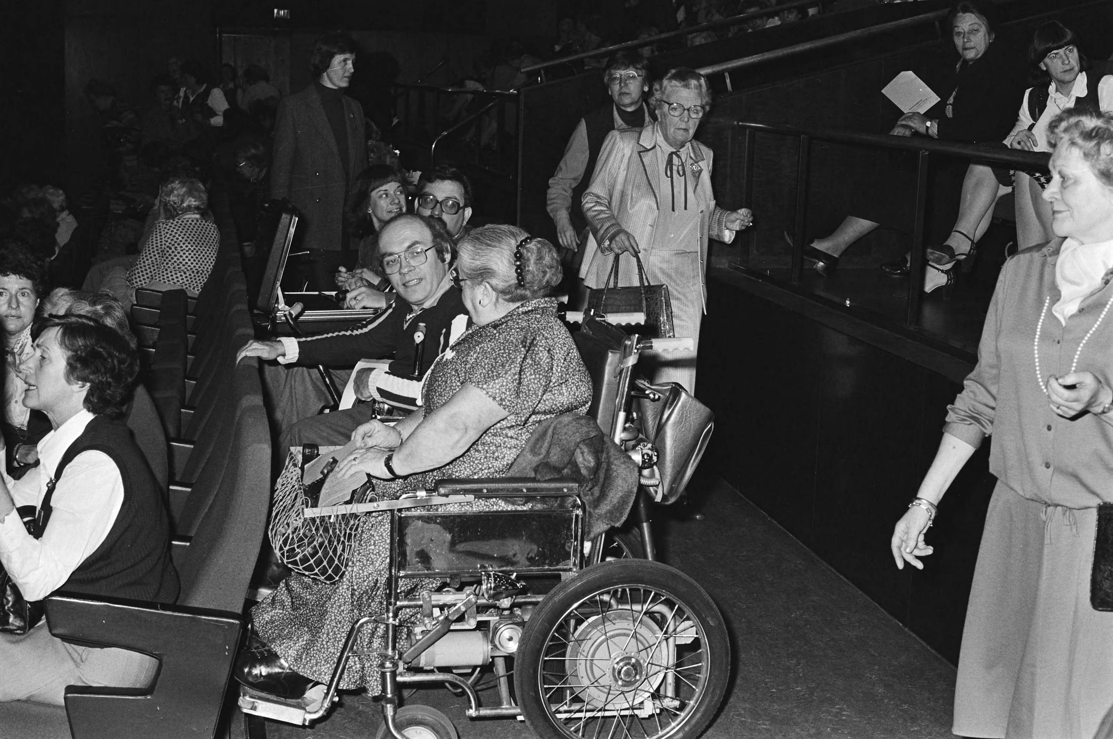 Fotocollectie Anefo — Juliana in Utrechtse Jaarbeurs door Ned. vrouwenraad georg. themadag "vrouw- handicap-maatschappij", bij betreden van zaal — Foto: Antonisse, Marcel / Anefo. Licentie: Set B: Rechtenvrij / Publiek Domein. Bron: Nationaal Archief. http://hdl.handle.net/10648/acf8fdea-d0b4-102d-bcf8-003048976d84