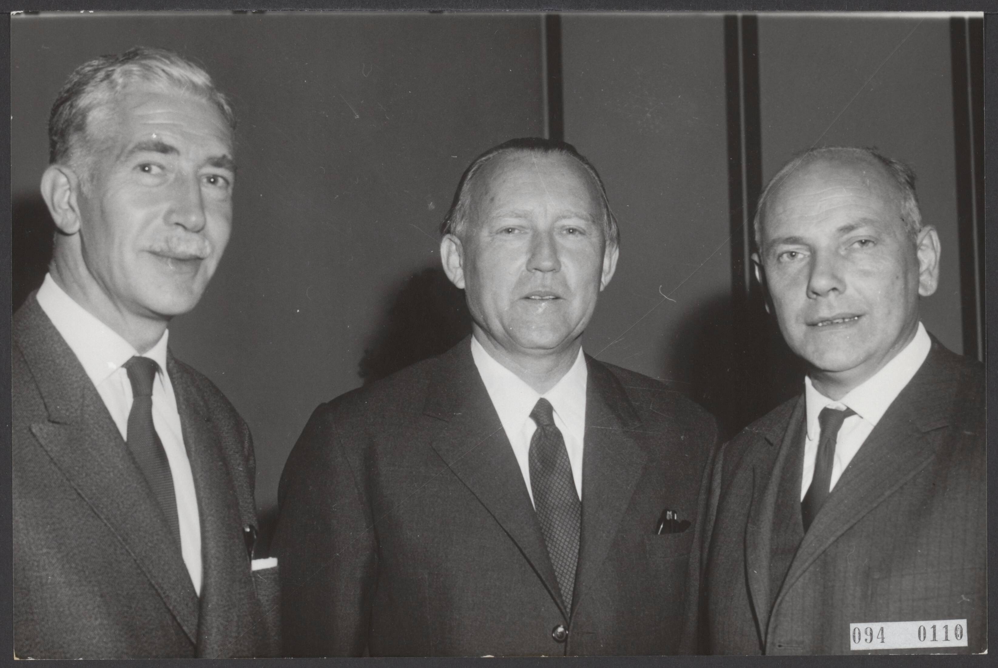 Fotocollectie Elsevier Binnenland — Conferentie Energievoorziening in de Europese Gemeenschap gehouden in Haarlem. Vlnr. inleider drs. E.P. Wellenstein, inleider dr. H. von der Gröben en drs. J.M. den Uyl die het congres opende — Foto: Bilsen, Joop van / Anefo. Licentie: Set B: Rechtenvrij / Publiek Domein. Bron: Nationaal Archief. http://hdl.handle.net/10648/ae2b9182-d0b4-102d-bcf8-003048976d84