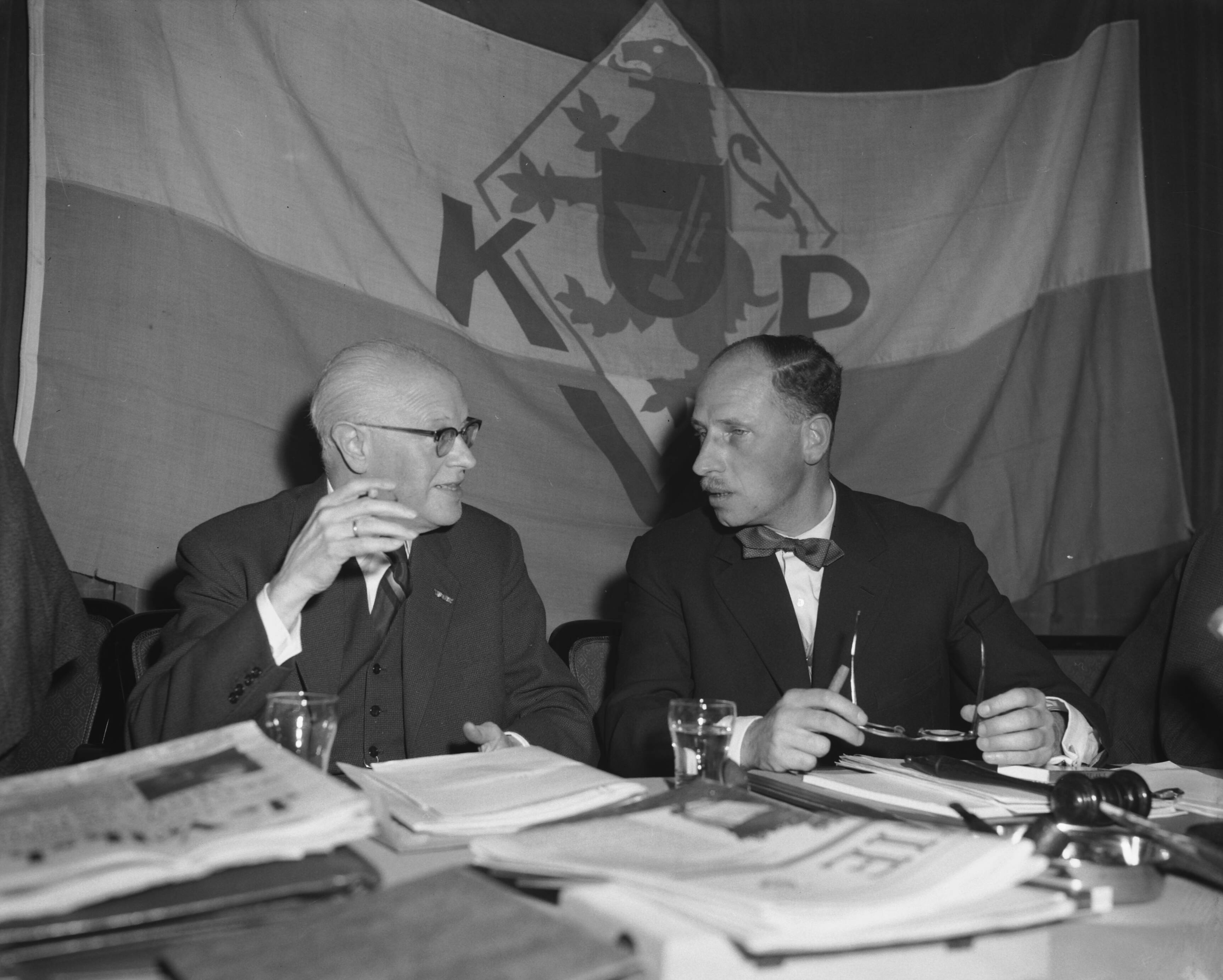 Fotocollectie Anefo — Partijvergadering van de KVP in het Jaarbeursrestaurant te Utrecht, Prof. mr. C. P. M. Romme (links) en de partijvoorzitter mr. H. W. Van Doorn — Foto: Behrens, Herbert F. / Anefo. Licentie: Set B: Rechtenvrij / Publiek Domein. Bron: Nationaal Archief. http://hdl.handle.net/10648/a98a0cda-d0b4-102d-bcf8-003048976d84
