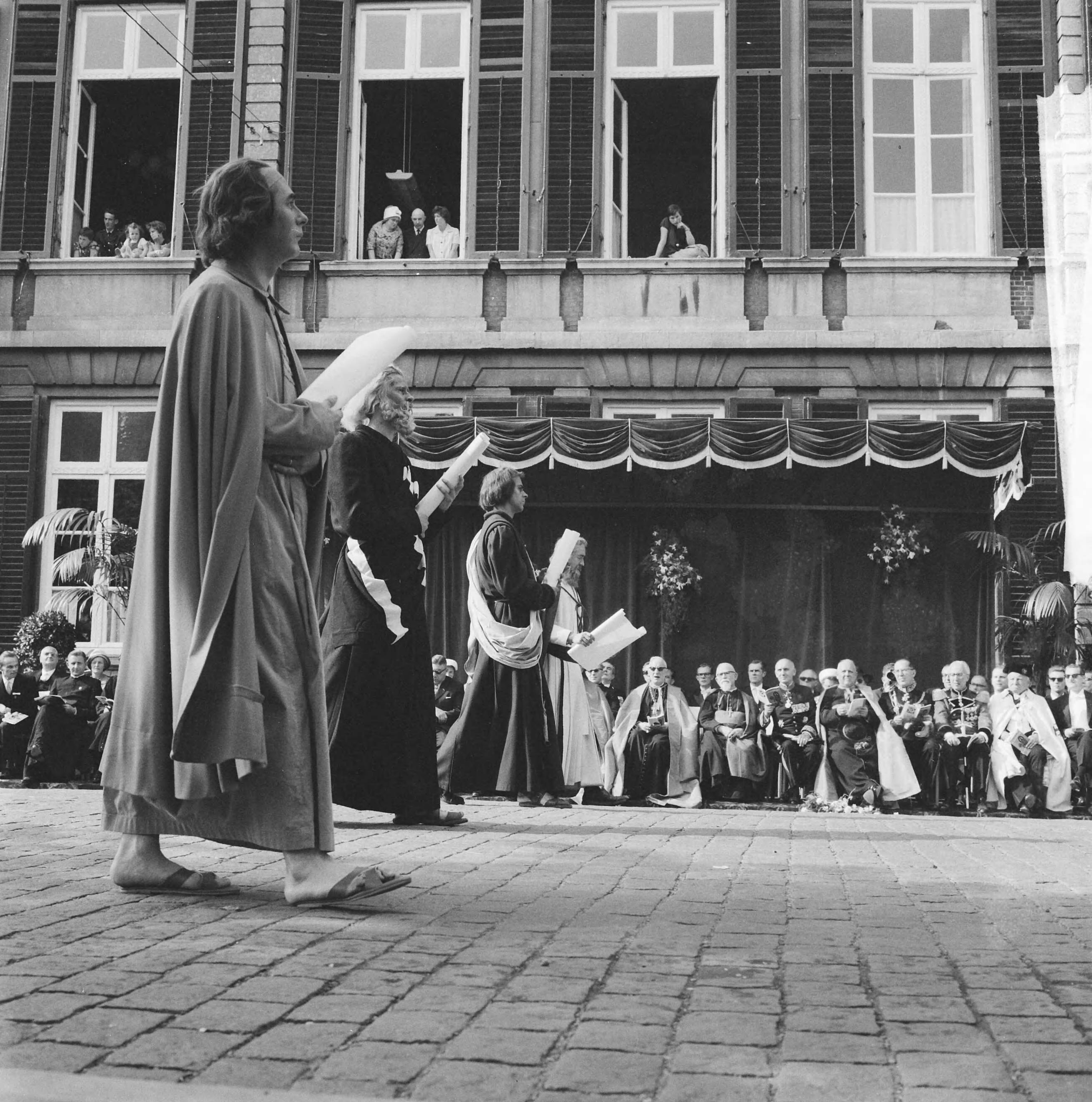 Fotocollectie Anefo — Heiligdomsvaart in Maastricht. Processie — Foto: Koch, Eric / Anefo. Licentie: Set B: Rechtenvrij / Publiek Domein. Bron: Nationaal Archief. http://hdl.handle.net/10648/aa0fc212-d0b4-102d-bcf8-003048976d84