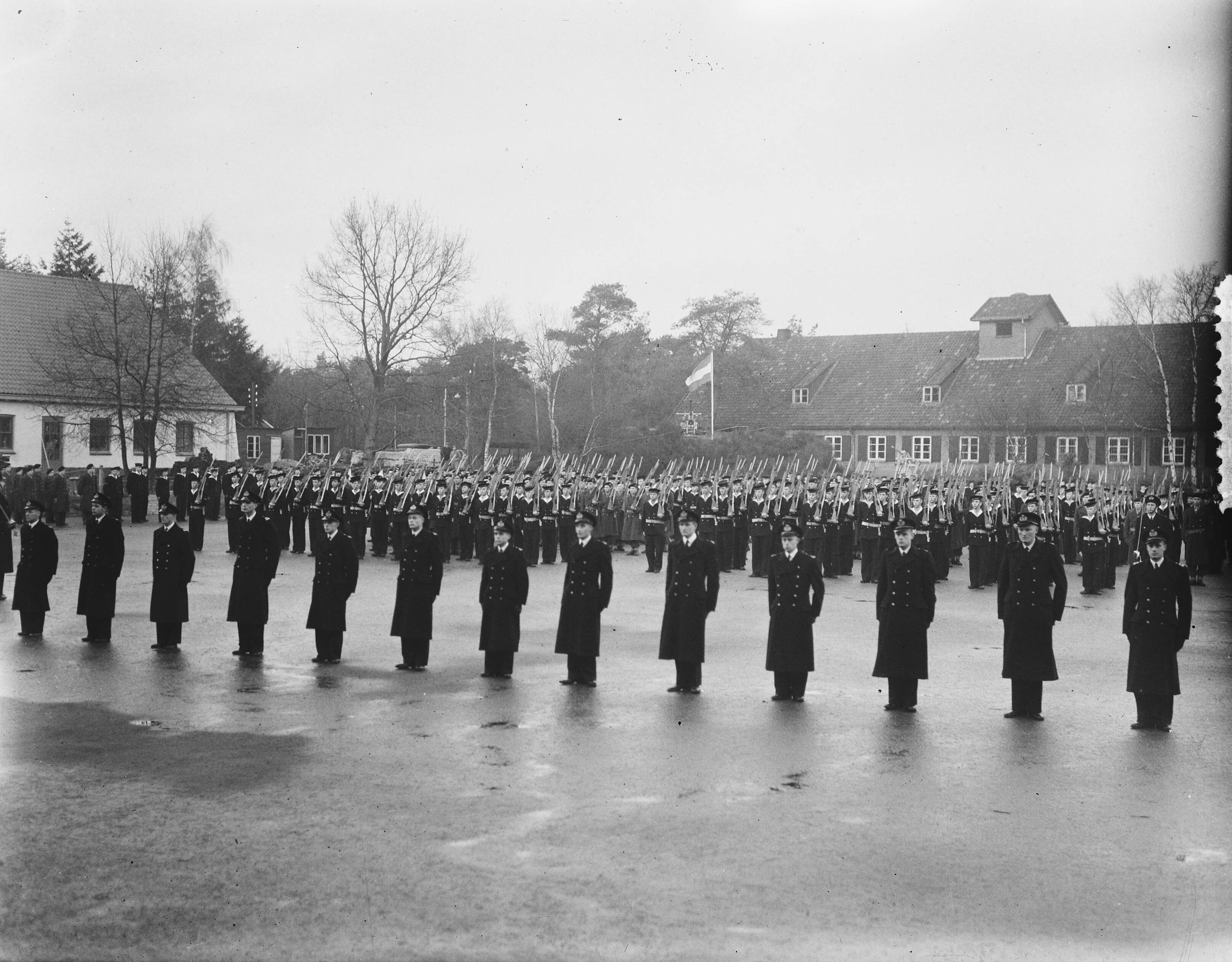 Beëdiging van 37 marine-officieren in MOK HIlversum — In het Marine-opleidingskamp nabij Hilversum zijn 37 marineofficieren beëdigd door de kapitein-ter-zee ]. J. Hogendoorn — Foto: Bilsen, Joop van / Anefo. Licentie: Set B: Rechtenvrij / Publiek Domein. Bron: Nationaal Archief. http://hdl.handle.net/10648/a8f400fa-d0b4-102d-bcf8-003048976d84