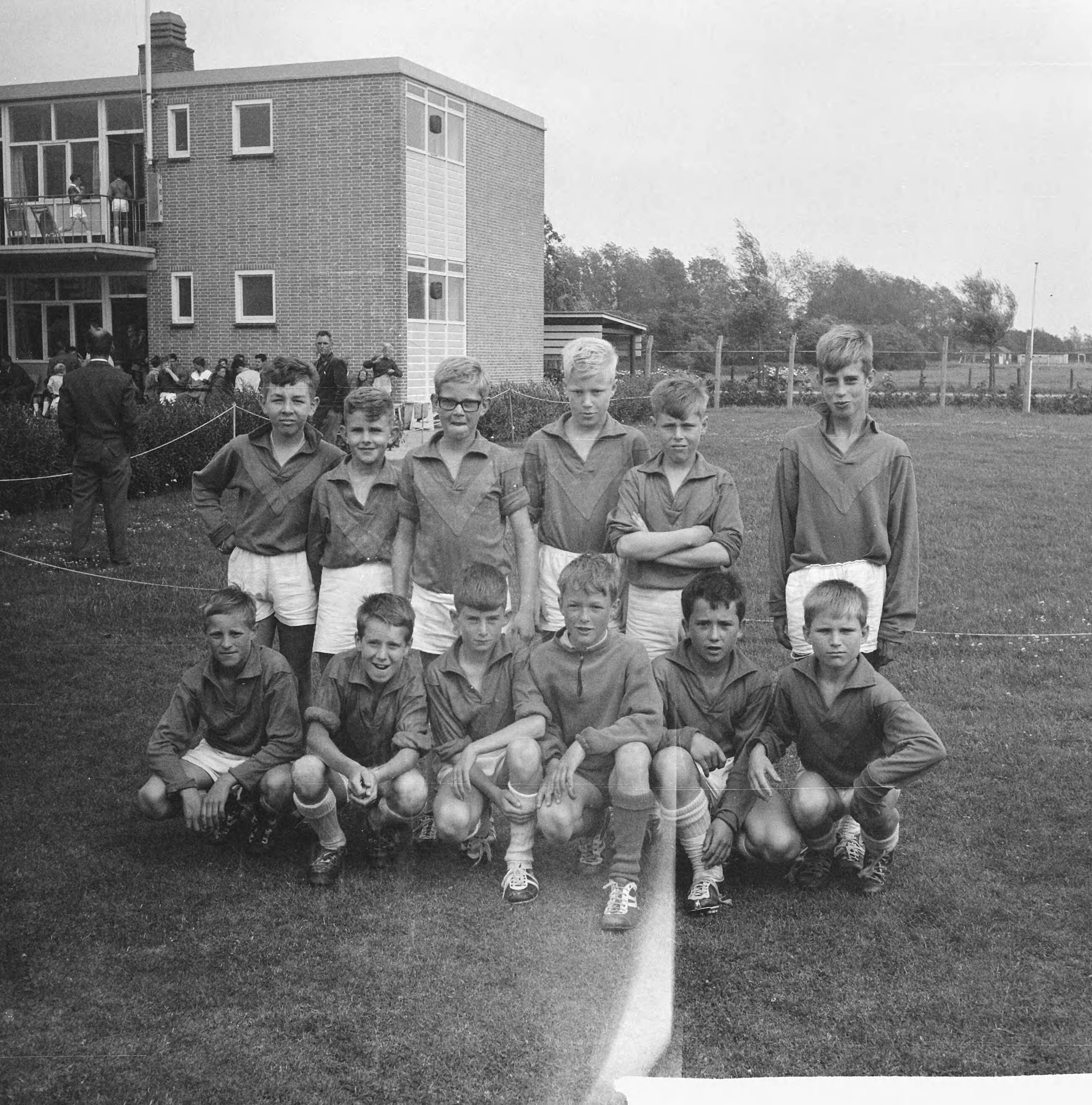 Fotocollectie Anefo — Straatvoetbalkampioenschappen te Haarlem. Een elftal — Foto: Nijs, Jac. de / Anefo. Licentie: Set B: Rechtenvrij / Publiek Domein. Bron: Nationaal Archief. http://hdl.handle.net/10648/aa138cf8-d0b4-102d-bcf8-003048976d84