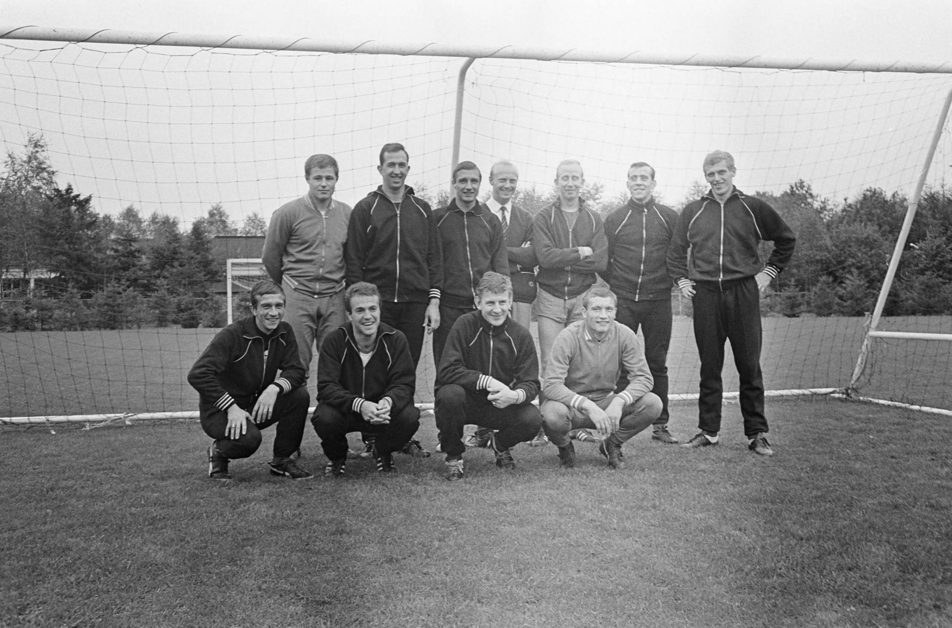 Fotocollectie Anefo — Het Nederlands elftal op het sportcentrum van de KNVB in Zeist, in voorbereiding op de WK-kwalificatiewedstrijd tegen Zwitserland. Staande van links naar rechts: Rinus Israël, Eddy Pieters Graafland, Cor Veldhoen, Piet Kruiver, Henk Groot, Piet Schrijvers en Piet Keizer. Zittend: Frits Flinkevleugel, Bennie Muller, Ko Prins en Joop Burgers — Foto: Fotograaf Onbekend / Anefo. Licentie: Set B: Rechtenvrij / Publiek Domein. Bron: Nationaal Archief. http://hdl.handle.net/10648/aac58ac0-d0b4-102d-bcf8-003048976d84