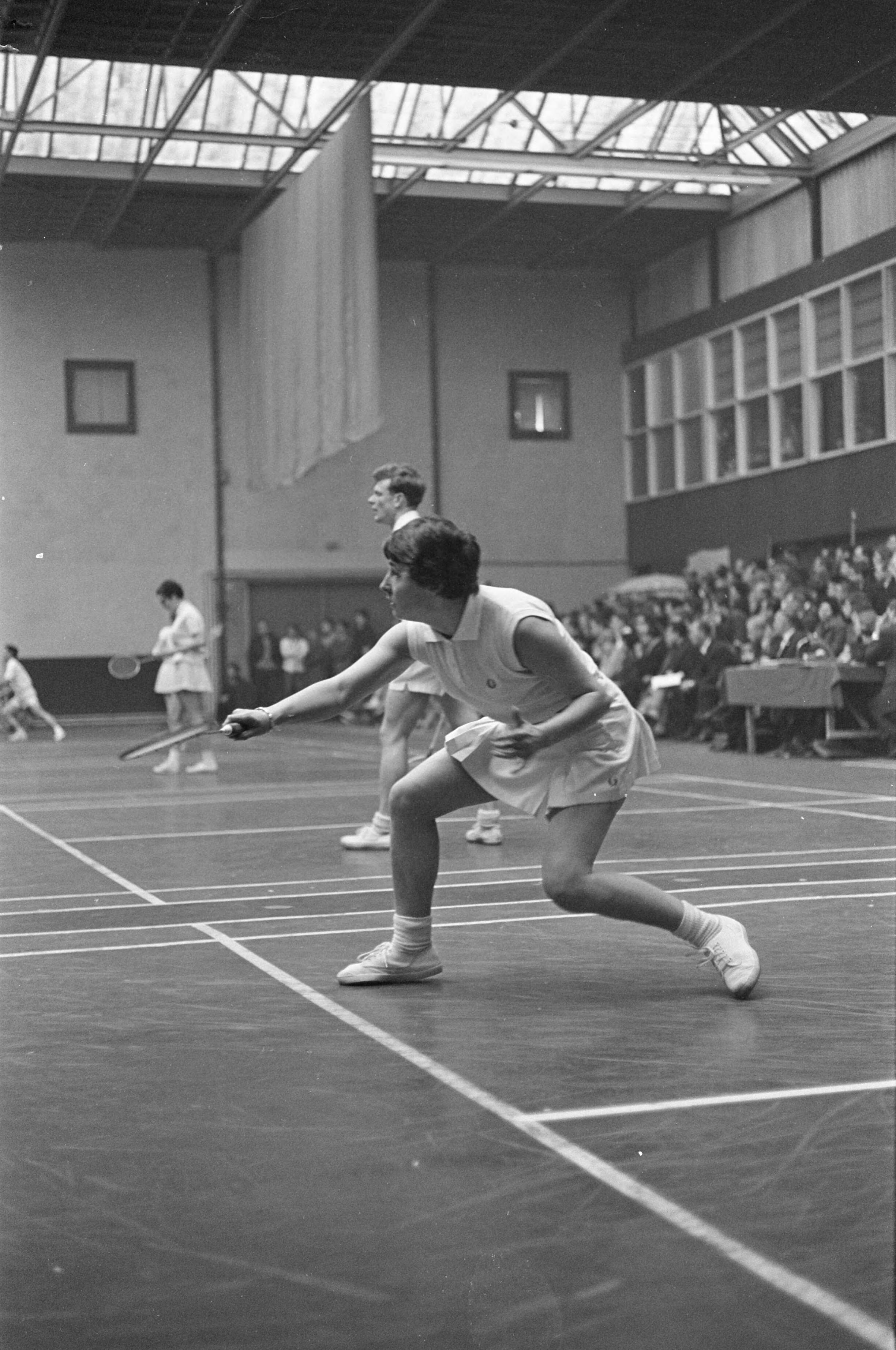 Fotocollectie Anefo — Badminton, Internationale kampioenschappen te Haarlem, de Nieuwzeelandse Angela Bairstow in aktie — Foto: Koch, Eric / Anefo. Licentie: Set B: Rechtenvrij / Publiek Domein. Bron: Nationaal Archief. http://hdl.handle.net/10648/ab35748e-d0b4-102d-bcf8-003048976d84