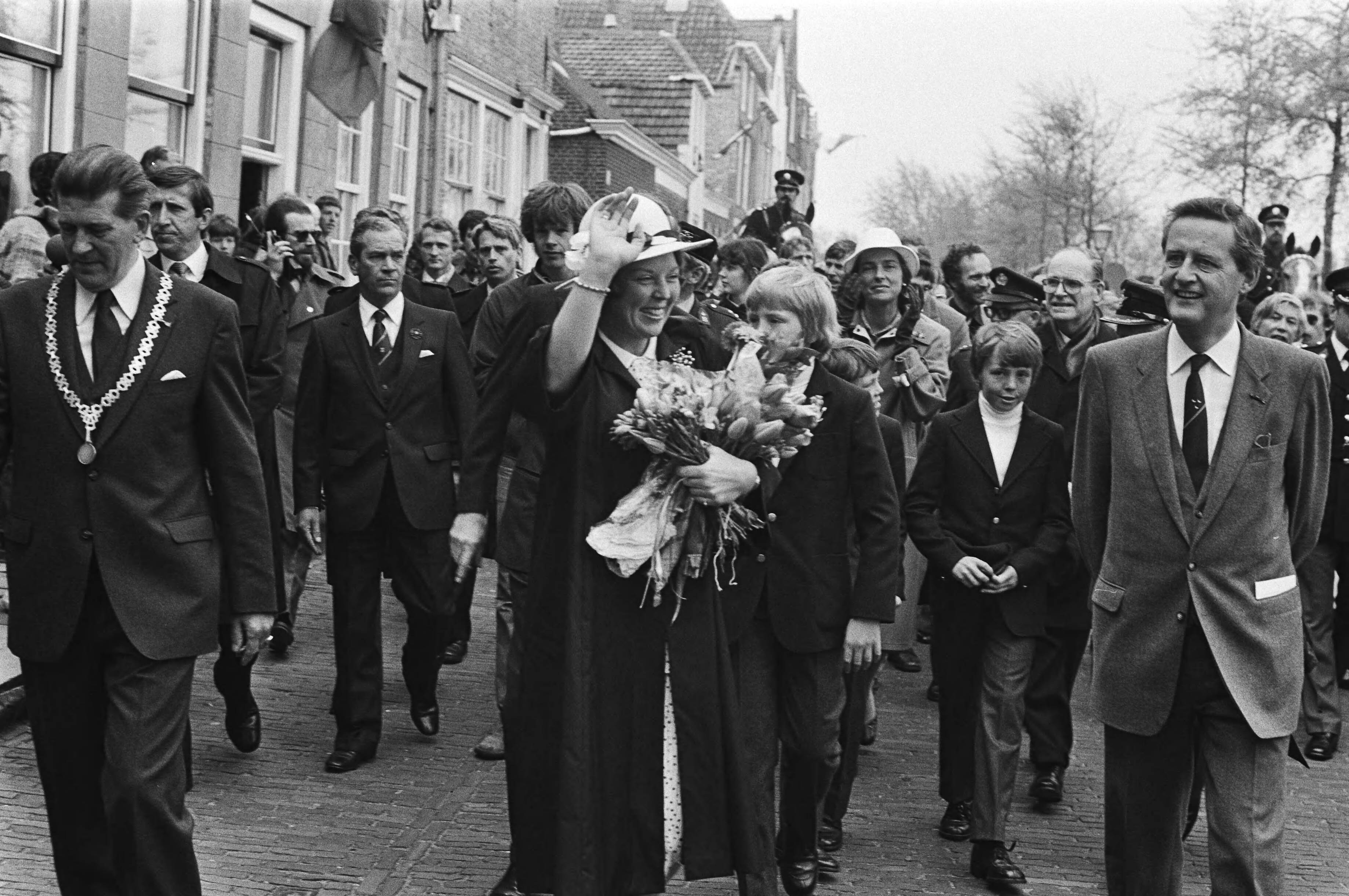 Fotocollectie Anefo — Viering Koninginnedag in Veere, koninklijke gezin wandelen door Veere — Foto: Bogaerts, Rob / Anefo. Licentie: Set B: Rechtenvrij / Publiek Domein. Bron: Nationaal Archief. http://hdl.handle.net/10648/acfab072-d0b4-102d-bcf8-003048976d84