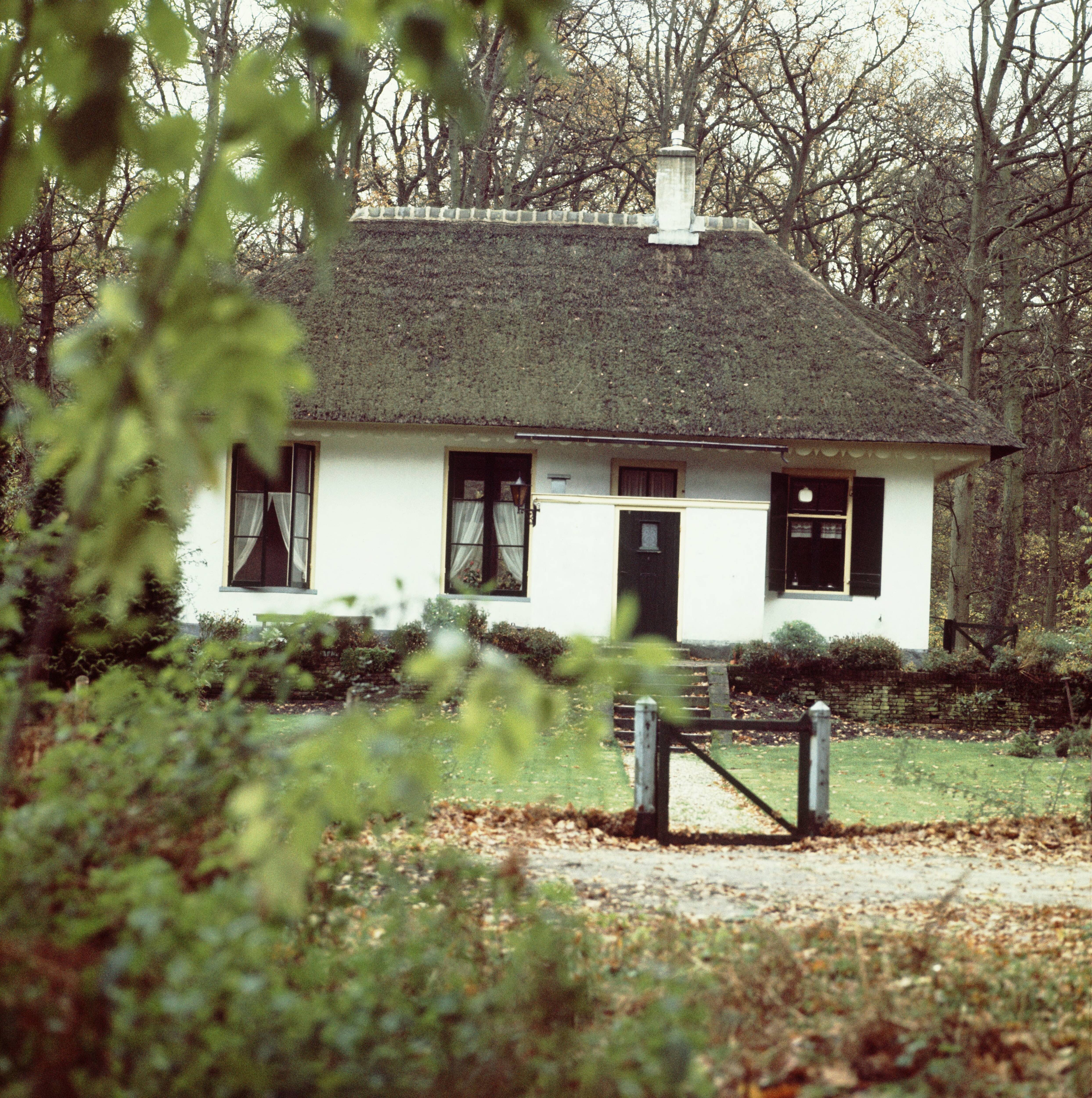 Paleis Soestdijk — Boswachterswoning — Foto: Onbekend / RVD. Licentie: Set B: Rechtenvrij / Publiek Domein. Bron: Nationaal Archief. http://hdl.handle.net/10648/afa8397a-d0b4-102d-bcf8-003048976d84