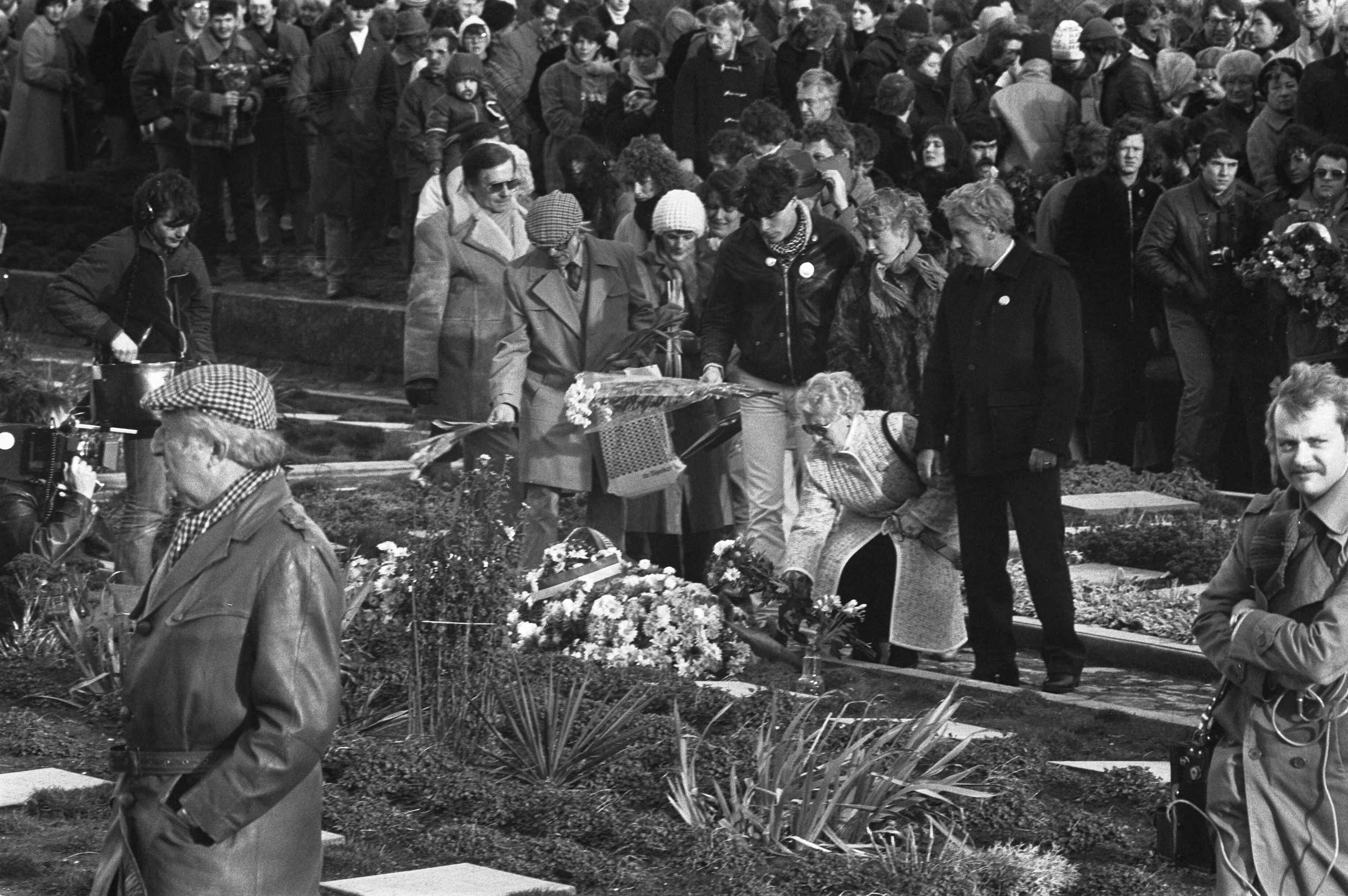 Herdenking van de verzetsvrouw Hanny Schaft op de erebegraafplaats in Overveen — Bij de tegel van Hannie Schaft worden bloemen gelegd — Foto: Croes, Rob C. / Anefo. Licentie: Set B: Rechtenvrij / Publiek Domein. Bron: Nationaal Archief. http://hdl.handle.net/10648/ad0a0f0e-d0b4-102d-bcf8-003048976d84