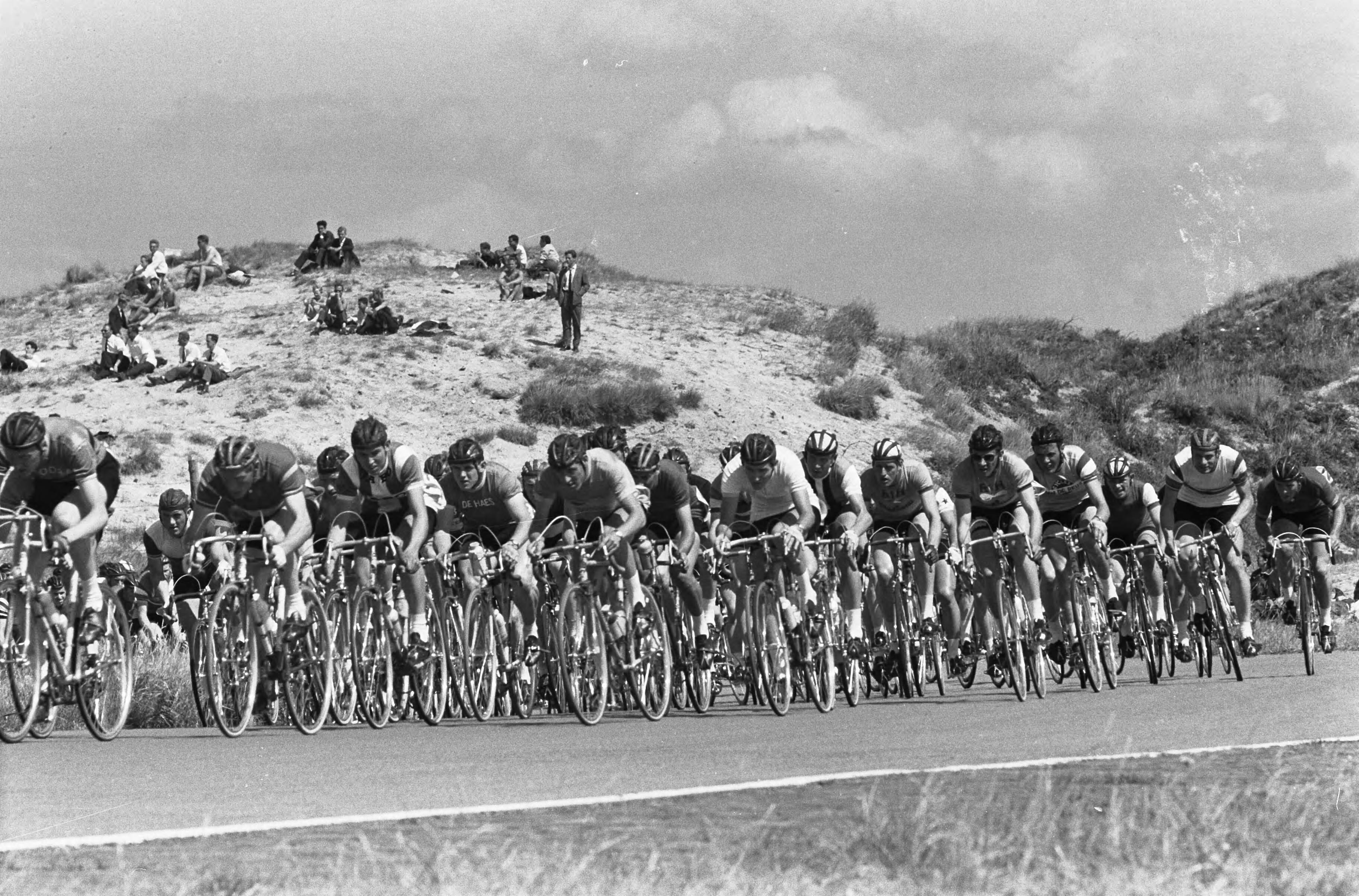 Fotocollectie Anefo — Wielrennen circuit op Zandvoort, de renners in de tarzanbocht — Foto: Pot, Harry / Anefo. Licentie: Set B: Rechtenvrij / Publiek Domein. Bron: Nationaal Archief. http://hdl.handle.net/10648/aa1271a6-d0b4-102d-bcf8-003048976d84