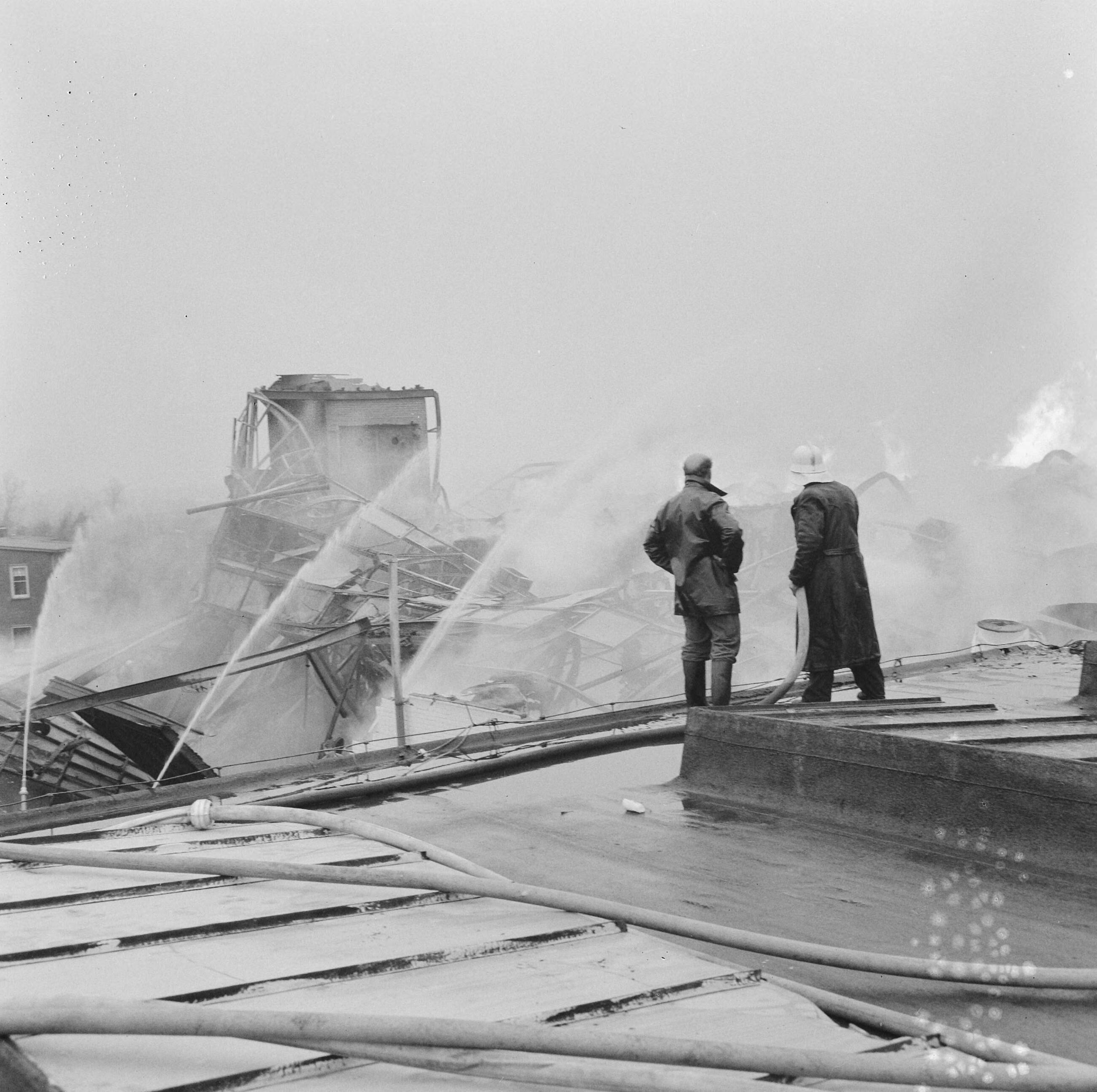 Fotocollectie Anefo — Brand in golfkartonfabriek Van Meurs te Bussum, brandweer aan het blussen — Foto: Nijs, Jac. de / Anefo. Licentie: Set B: Rechtenvrij / Publiek Domein. Bron: Nationaal Archief. http://hdl.handle.net/10648/aa8c7dc0-d0b4-102d-bcf8-003048976d84