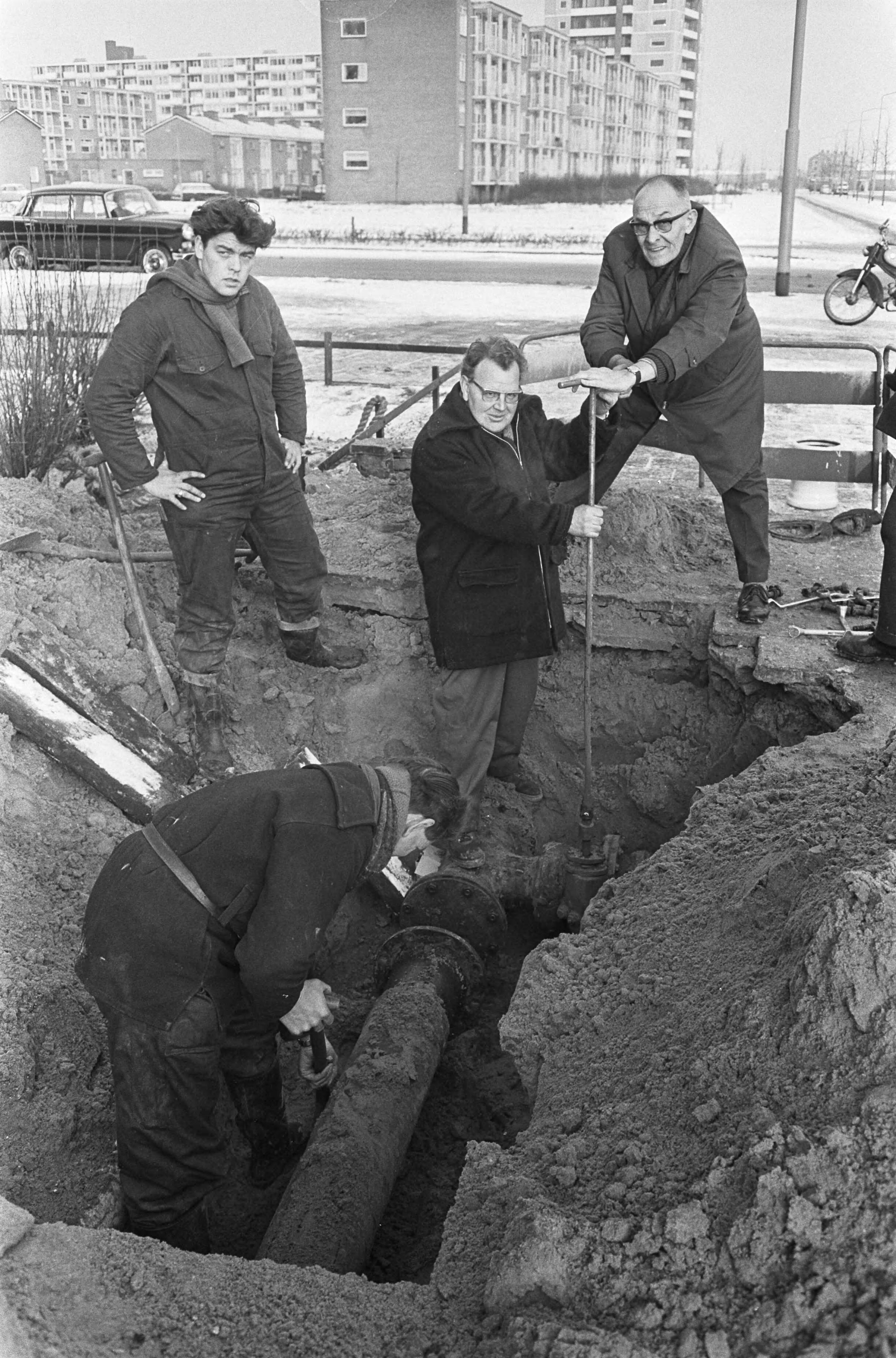 Fotocollectie Anefo — Aardgasleiding gesprongen in Haarlem, monteurs herstellen de leiding — Foto: Koch, Eric / Anefo. Licentie: Set B: Rechtenvrij / Publiek Domein. Bron: Nationaal Archief. http://hdl.handle.net/10648/ab323512-d0b4-102d-bcf8-003048976d84
